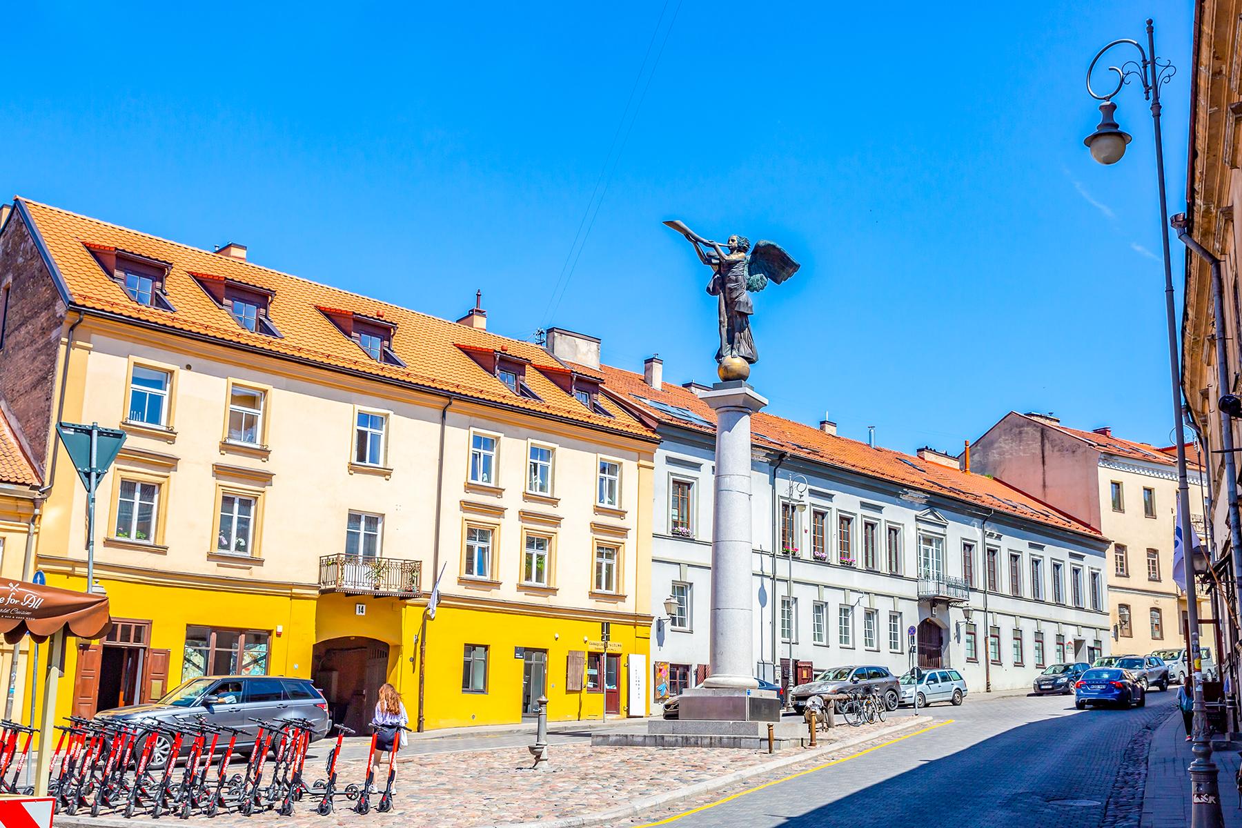 03_Uzupis__BeerflowsfromCentralSquare_3.) shutterstock_1419138788