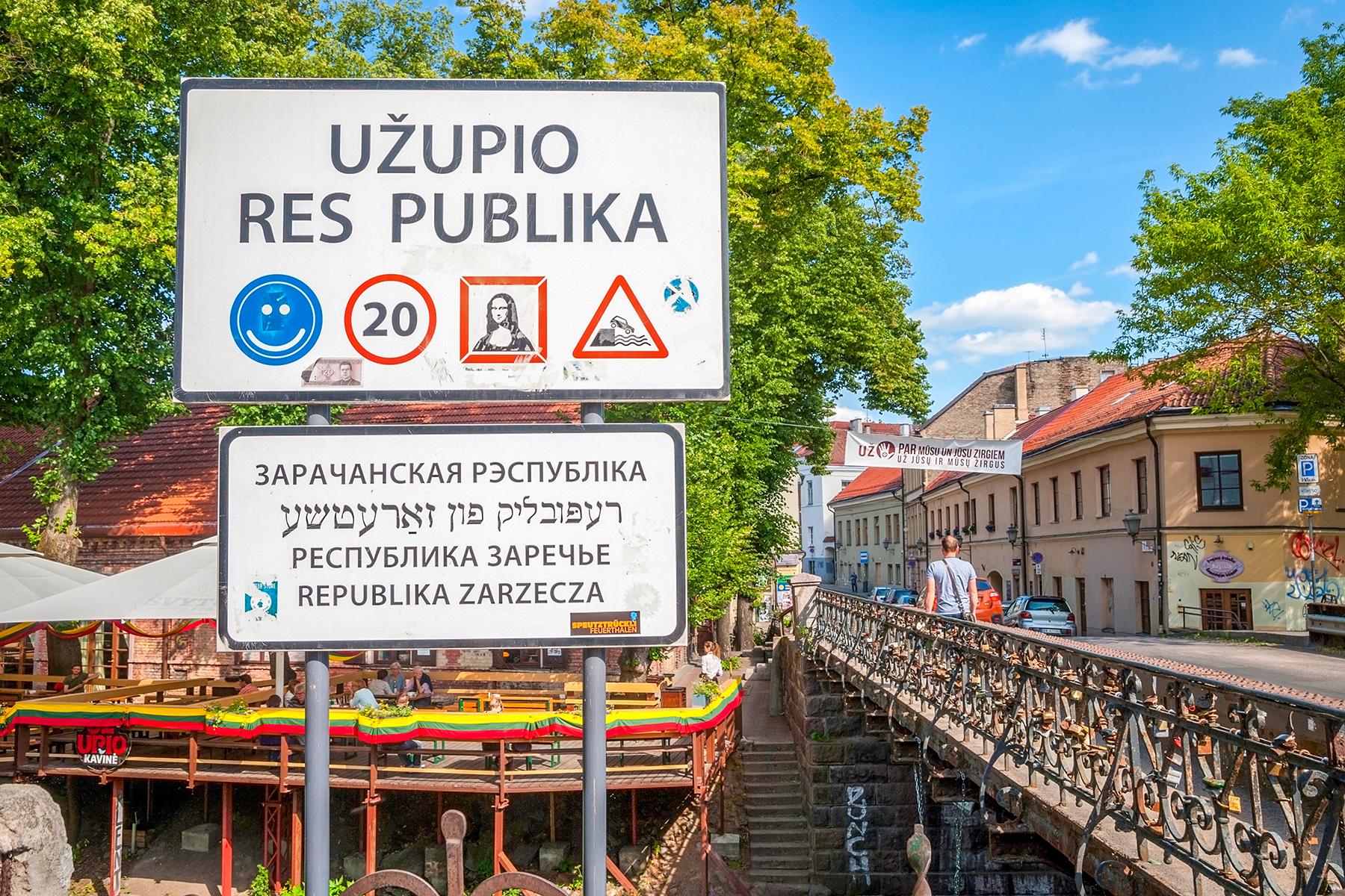 06_Uzupis__TheSignattheRiver_6.) shutterstock_402521938