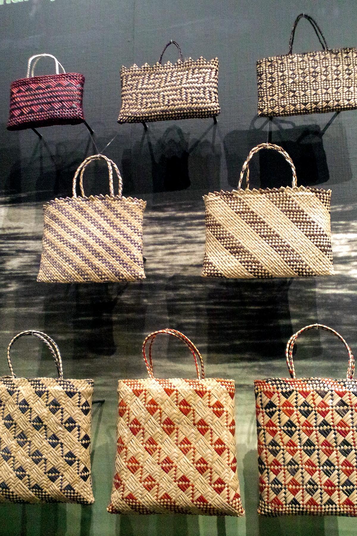 07_01_10ThingsToBuyInNewZealand__KeteBags_Flax_basket_(kete_whakairo)_Wikimedia