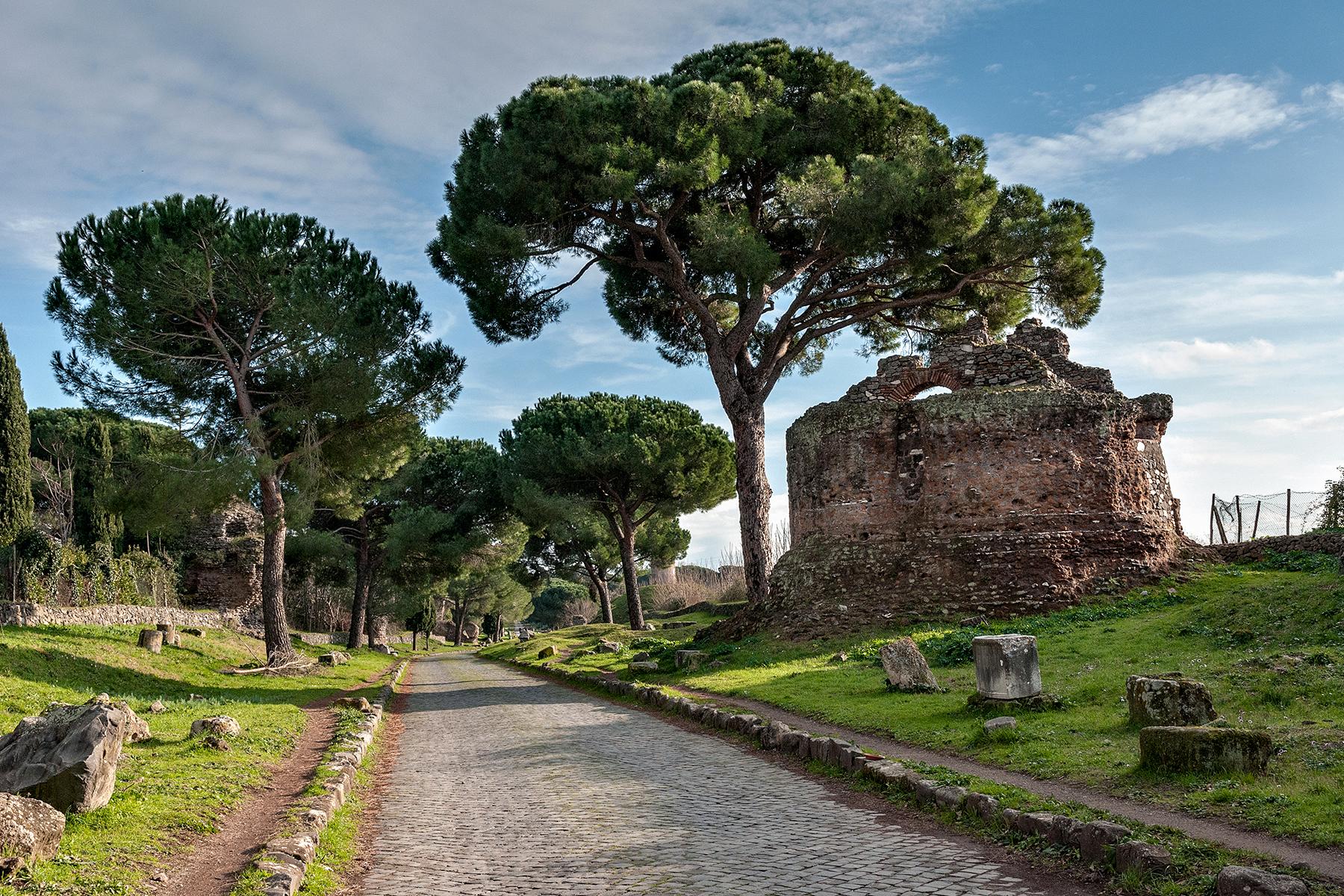 08_UnderTheRadarRome__TimeTravelToAncientRomeOnAppiaAntica_shutterstock_1090063904