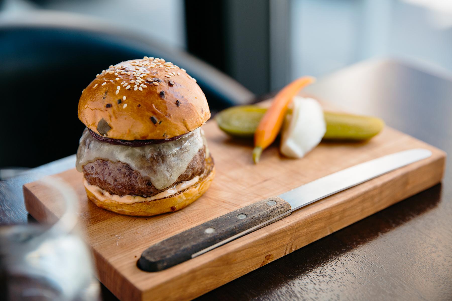 10_WhatToEatAndDrinkInNYC__Burger_Beef Burger_©Patrick Michael Chin
