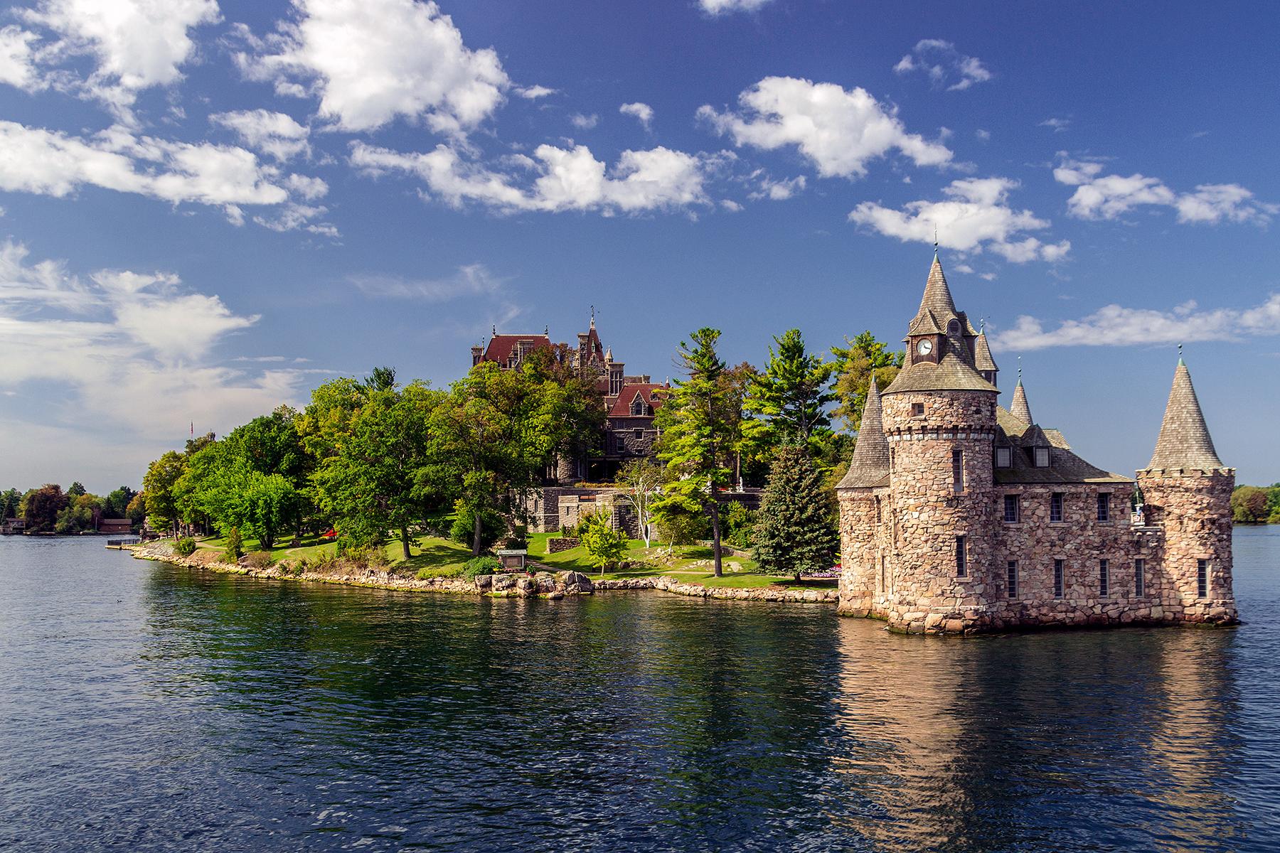 12_QuirkyUSCastle__BoldtCastle_dreamstime_xxl_112935880