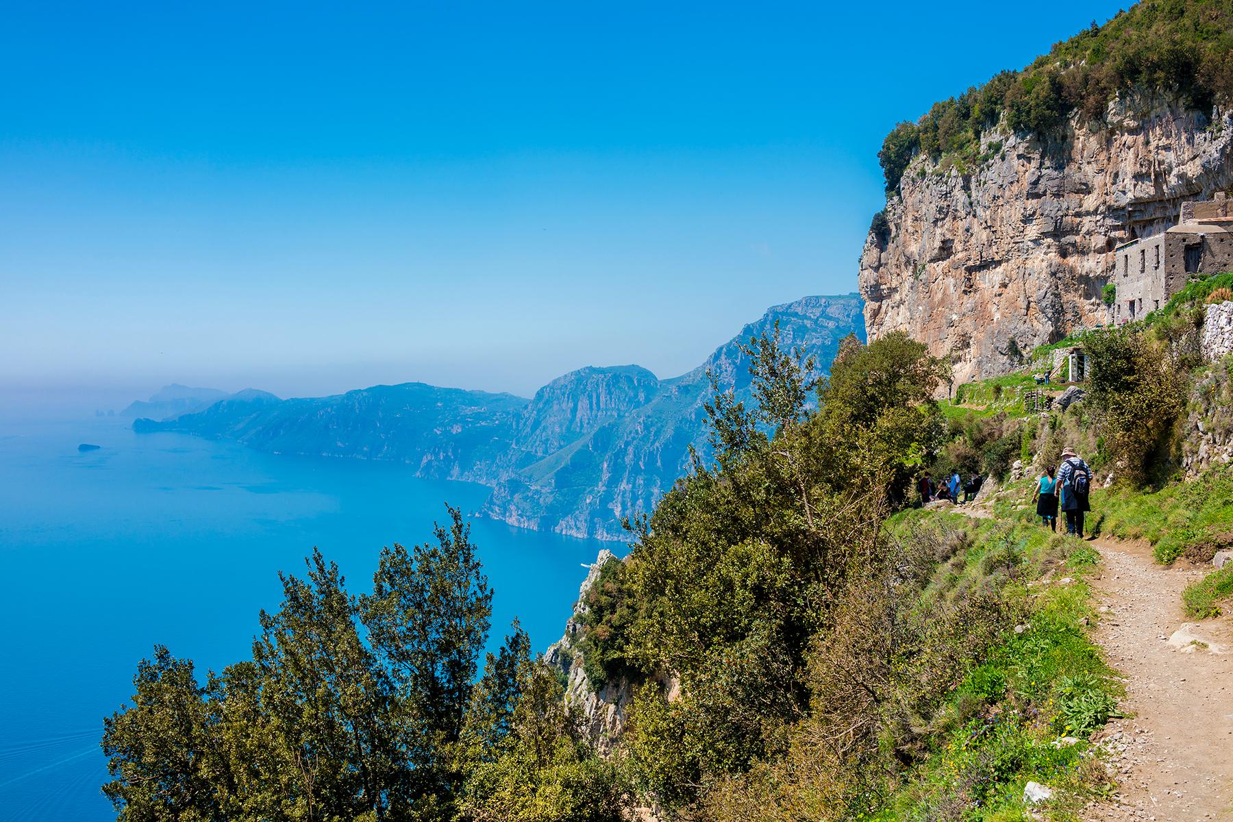 01_FreeThingsToDoInCampania__PathOfTheGodsHike_shutterstock_1104285878