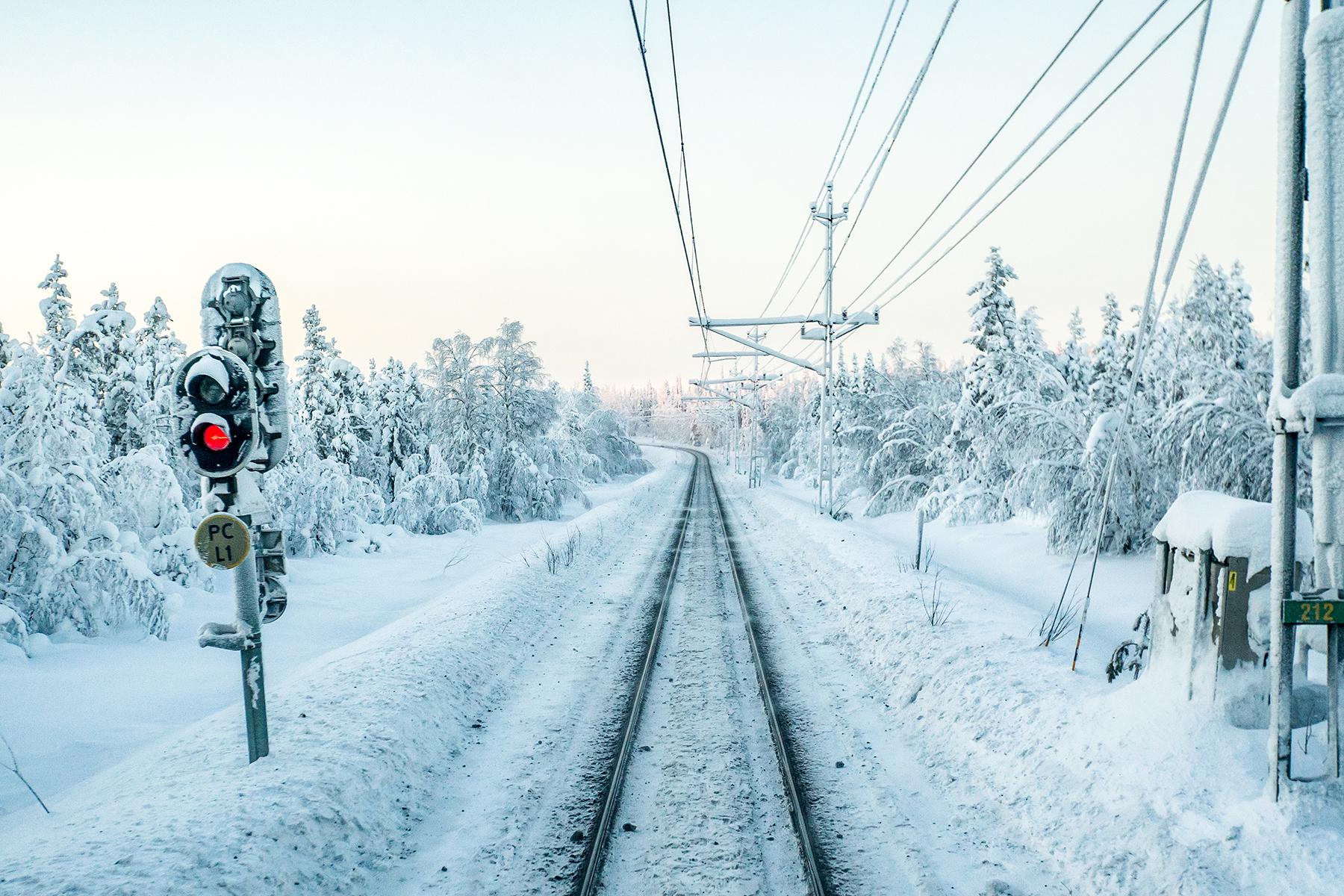 01_LaplandWinterActivities__OvernightSnowTrain_shutterstock_1411589657