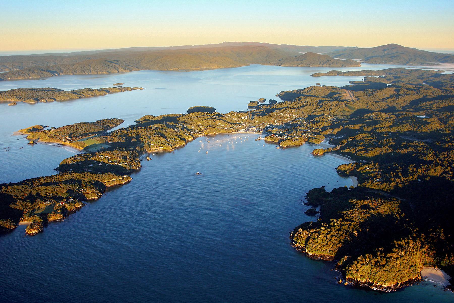 01_UltimateThingsToDoNewZealand__HelicopterOverRakiura_L547-Credit_Venture-Southland