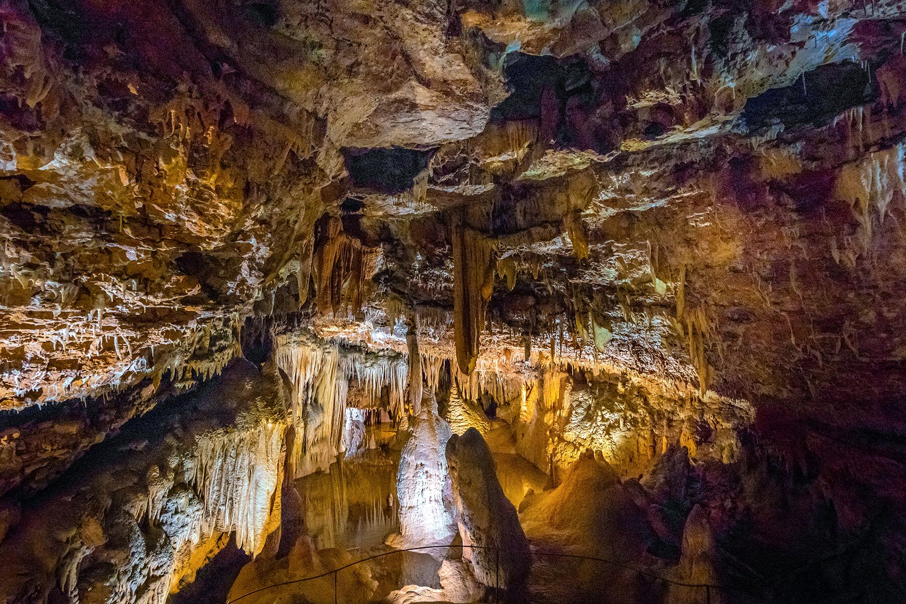 02_EuropeanCaves__CaveBisevoAndJama_shutterstock_1329362477