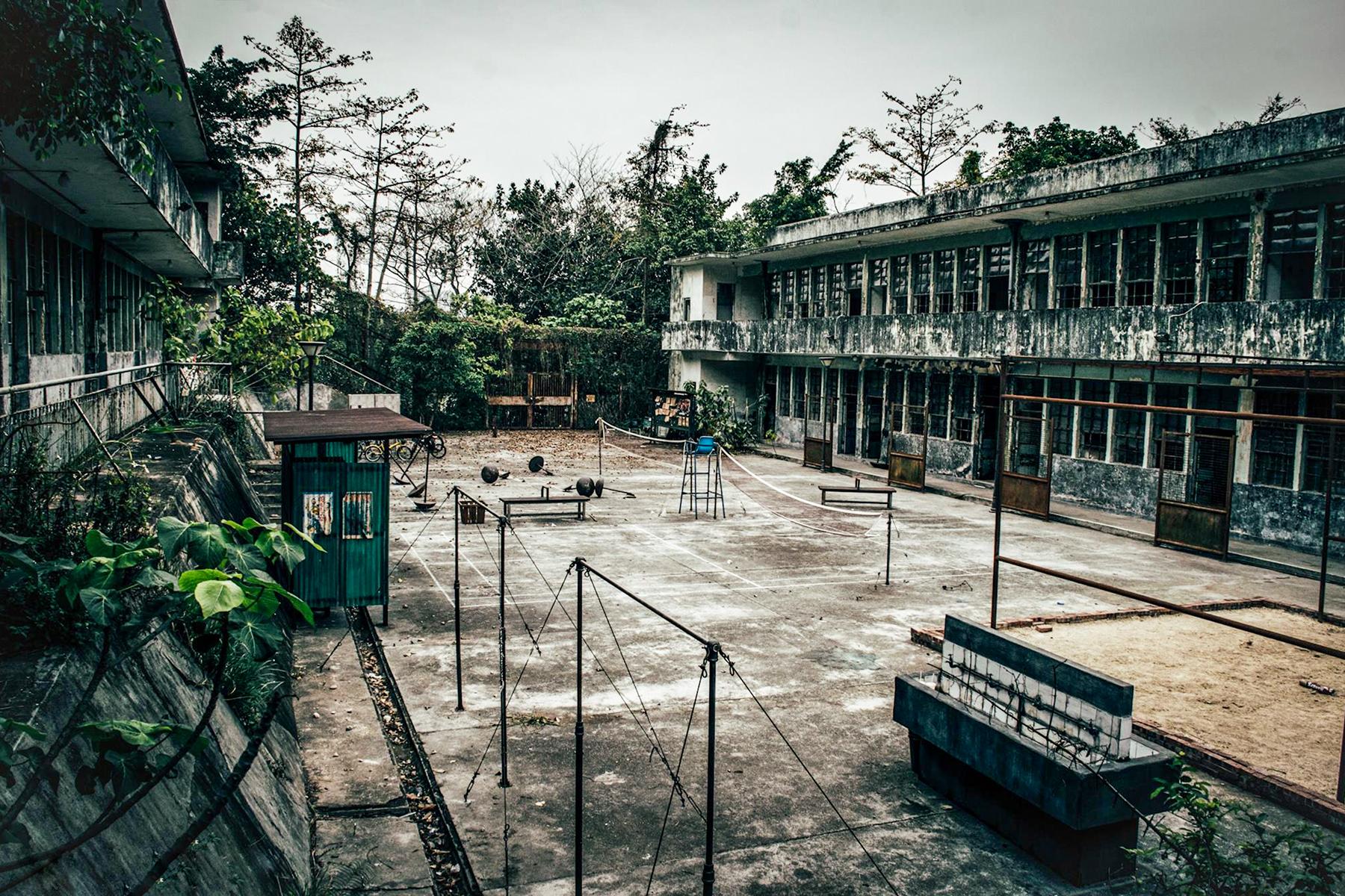 03_AbandonedPlacesHongKong__TakTakSchool_tak-tak-school-8