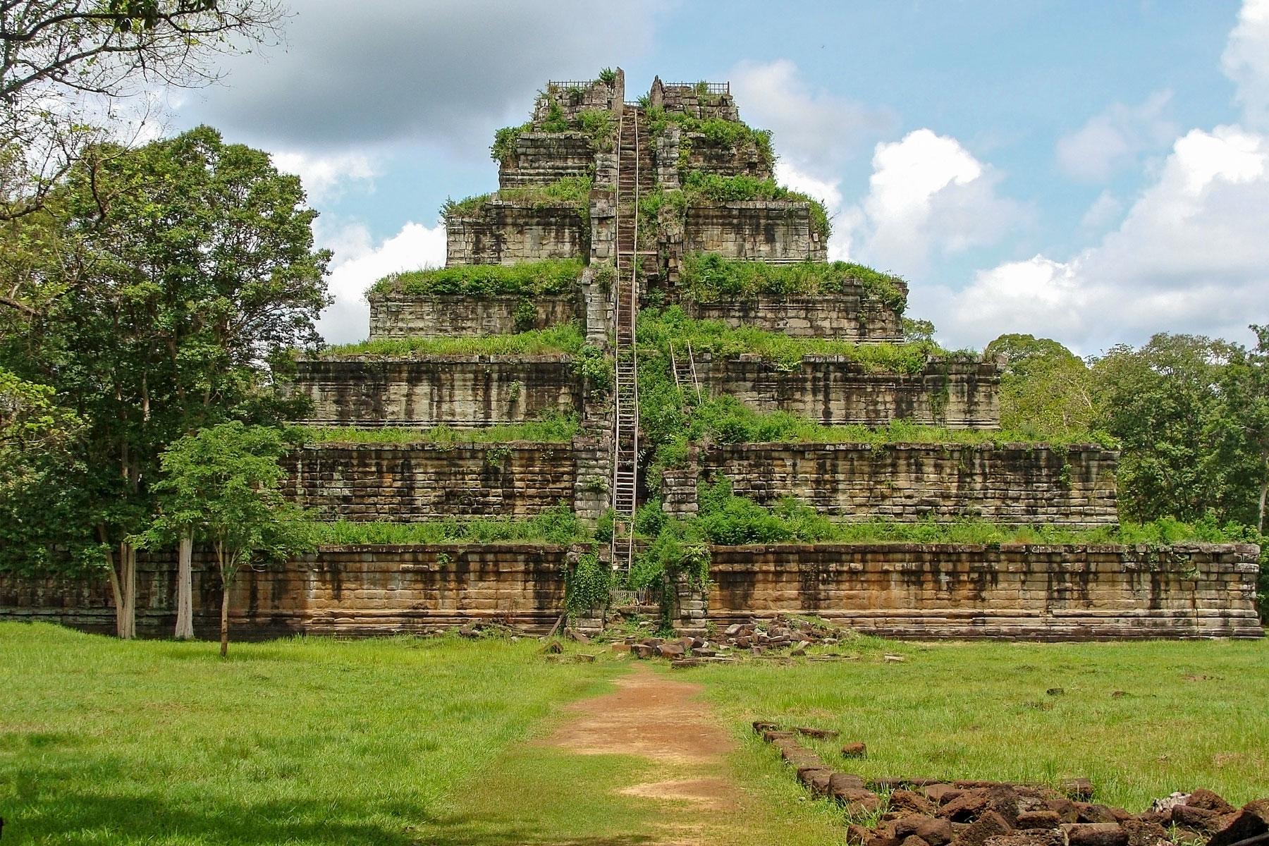 03_Best_Temples_and_Ruins_Cambodia_Koh_Ker_dreamstime_l_67921351