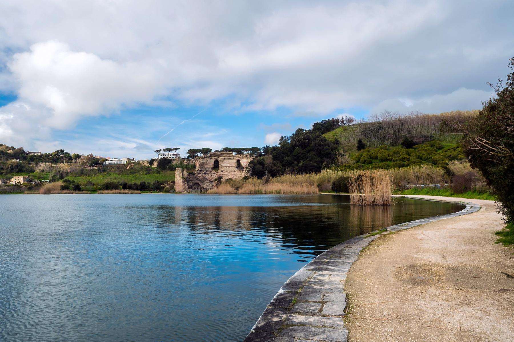 03_FreeThingsToDoInCampania__LagoDAverno_shutterstock_1090369877