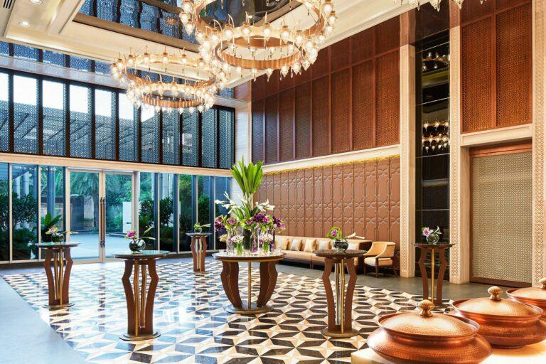 <a href='https://www.fodors.com/world/asia/india/mumbai/experiences/news/13-ways-to-do-mumbai-like-a-bollywood-celebrity#'>From "13 Ways to Do Mumbai Like a Bollywood Celebrity: Four Seasons Hotel"</a>