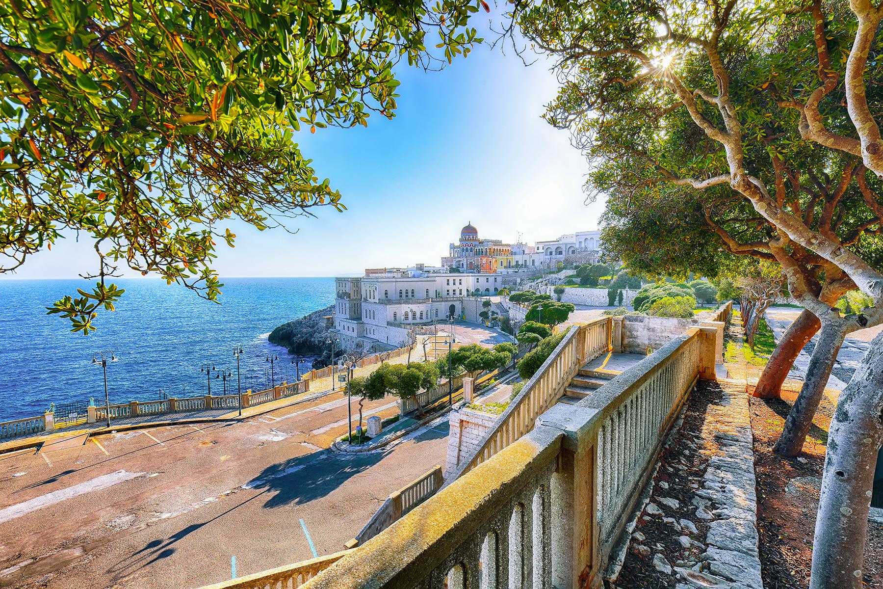 03_RoadtripPuglia__SantaCesareaTerme_shutterstock_1370510456