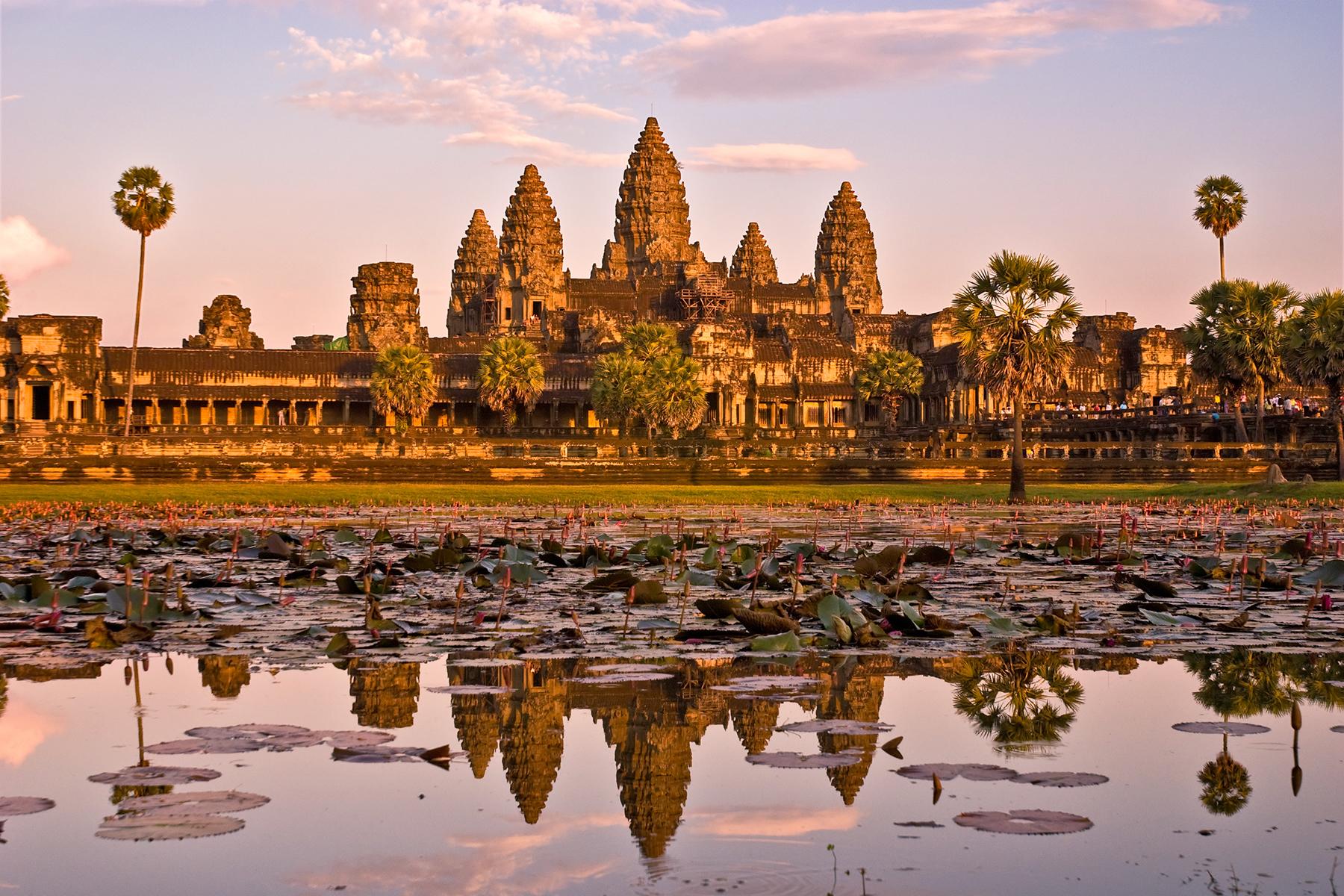 04_25UltimateCambodia__SeeTheSunriseSunsetAtAngkorWat_dreamstime_l_5795431