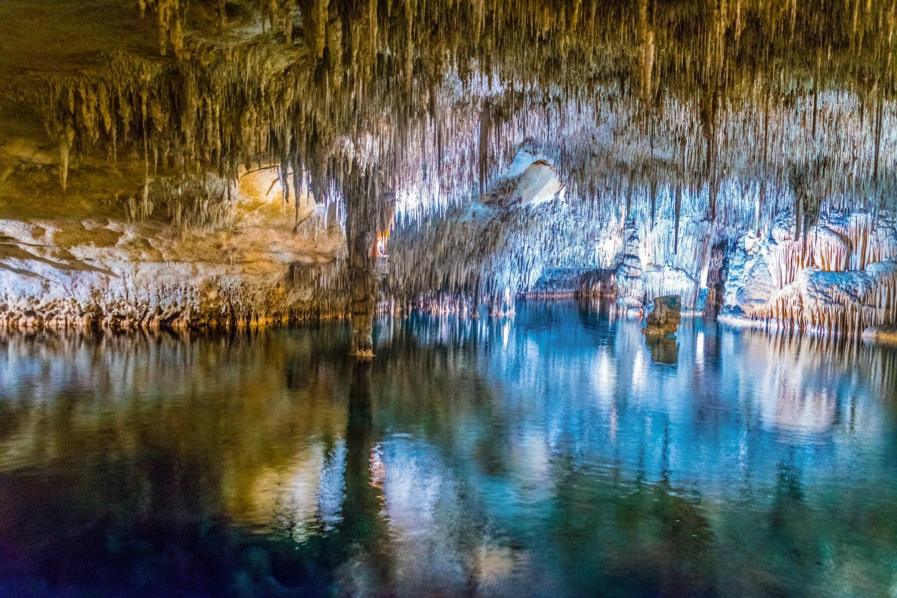 04_EuropeanCaves__CuevasDelDrach_shutterstock_1132321967