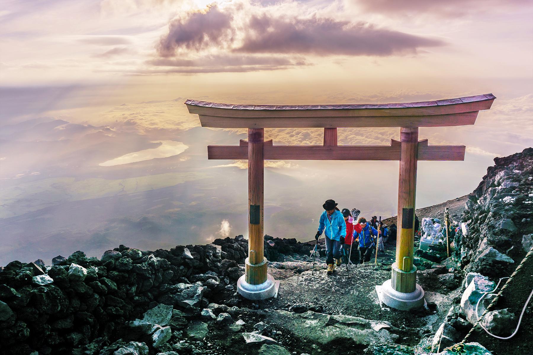 06_UltimateJapan_ClimbMountFuji_shutterstock_689407390