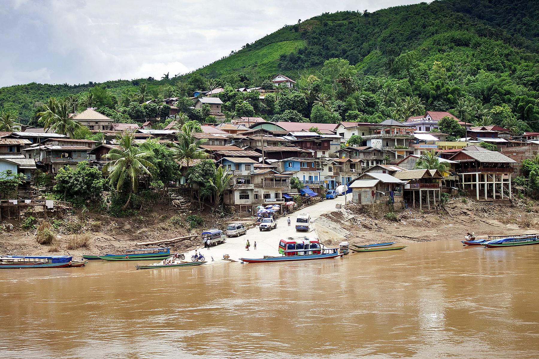 07_25UltimateThingstodoinLaos__putyourfeetupinMuangkhua_dreamstime_l_30820270