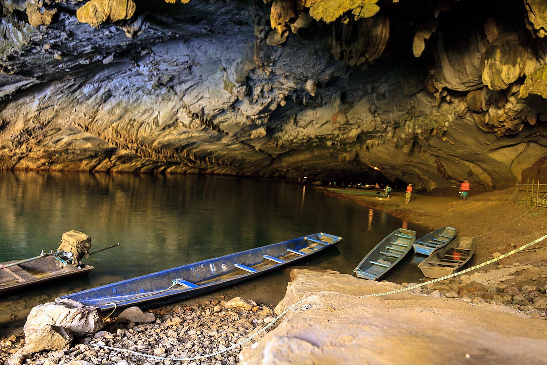 08_25UltimateThingstodoinLaos__GlideonaLongtailboat_dreamstime_l_96398906