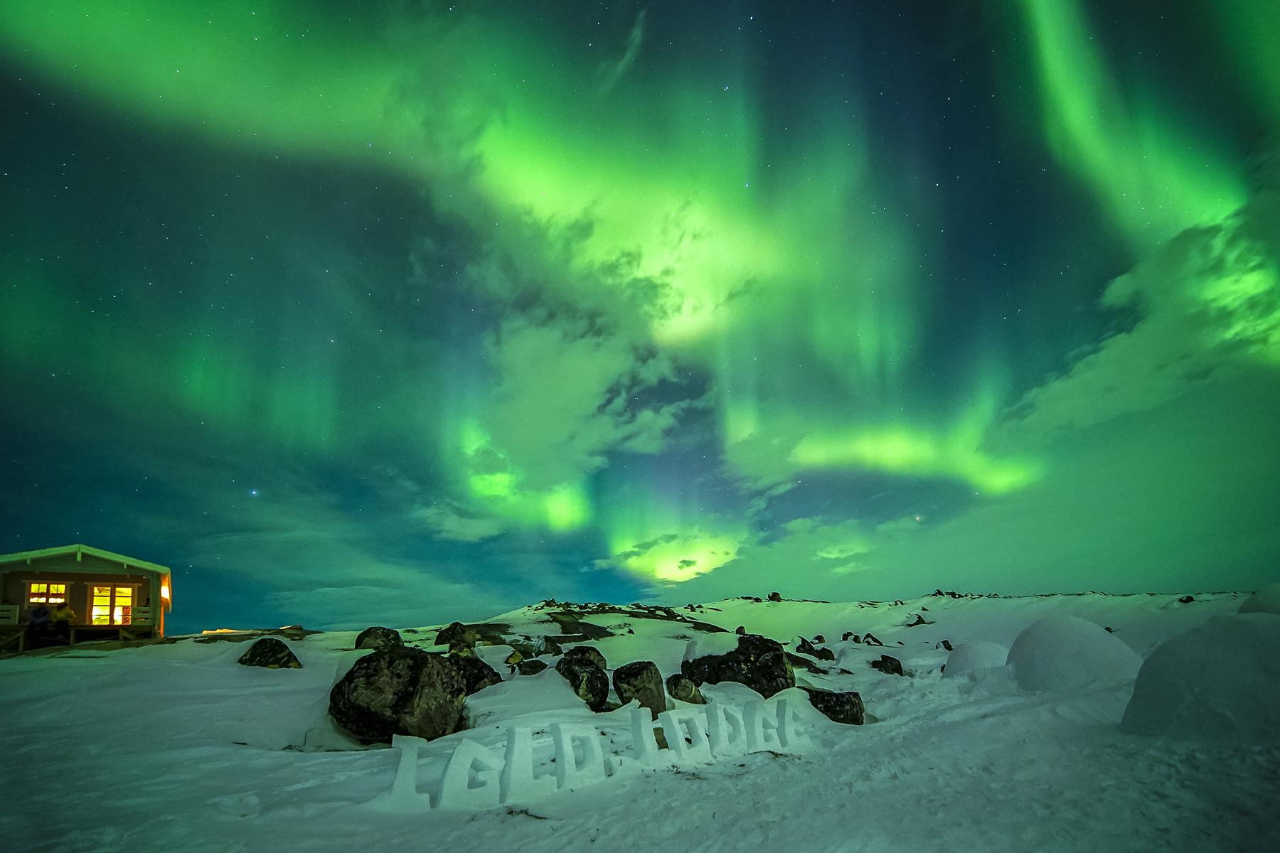 11_AdevnturousBabymoons__TheNorthernLightsinGreenland_11.) Northern lights dancing over the Igloo Lodge near Ilulissat provided by World of Greenland