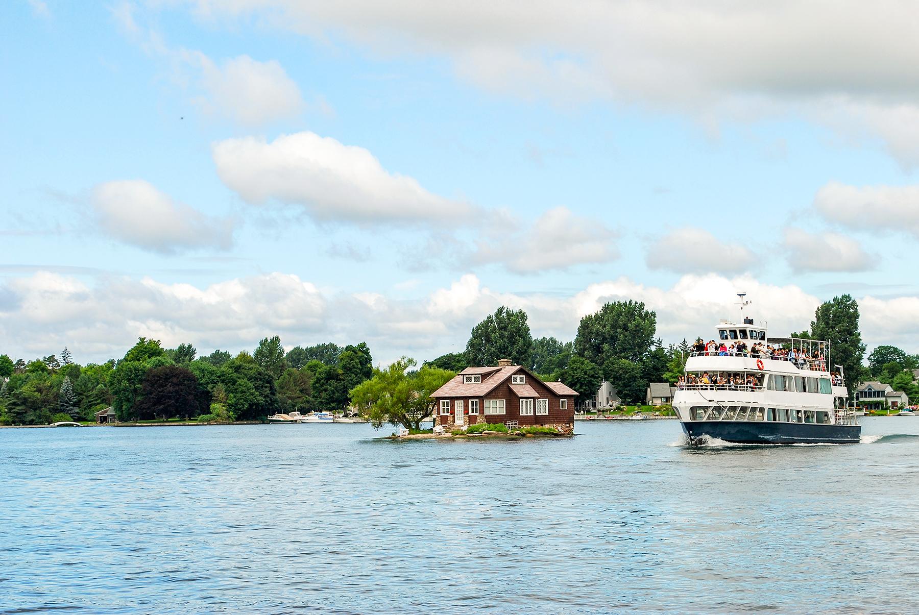 15_NewYorkStateRoadTrip__1000IslandsboatCruises_shutterstock_18249769