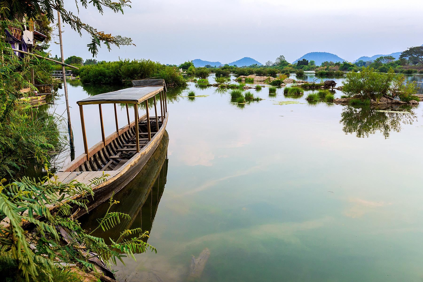 18_25UltimateThingstodoinLaos__Paddleakayakorpedalinthe5000islands_dreamstime_l_96451017