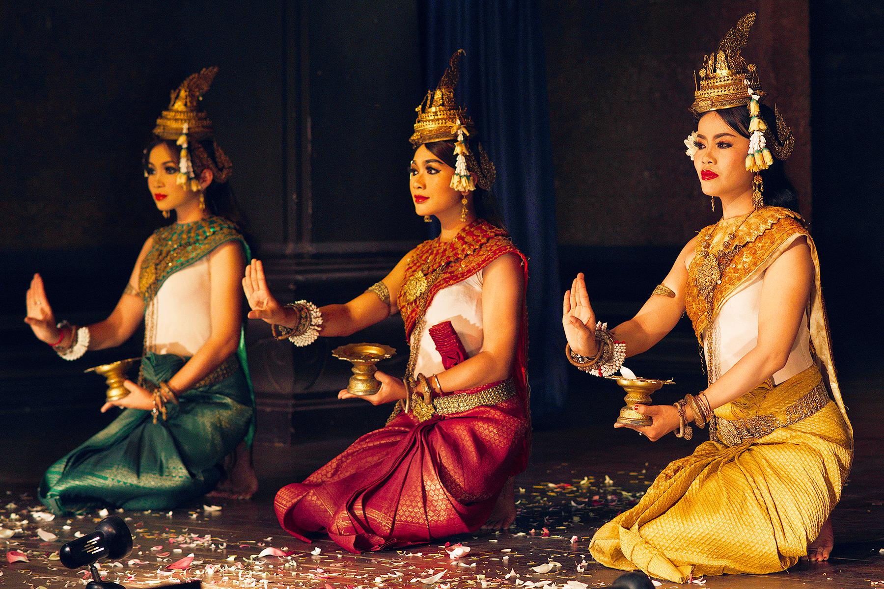 25_25UltimateCambodia__WitnessAMesmerizingApsaraDance_shutterstock_446277751