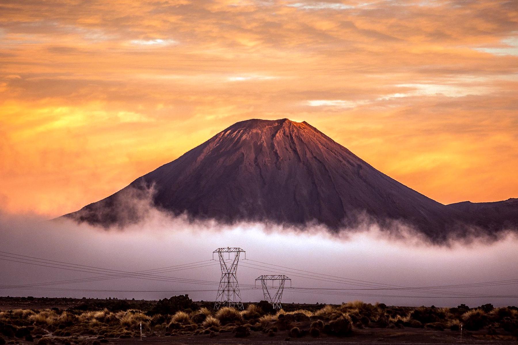 25_UltimateThingsToDoNewZealand__HikeVolcanoTongariroAlpine_Mt-Ngauruhoe-Mt-Doom