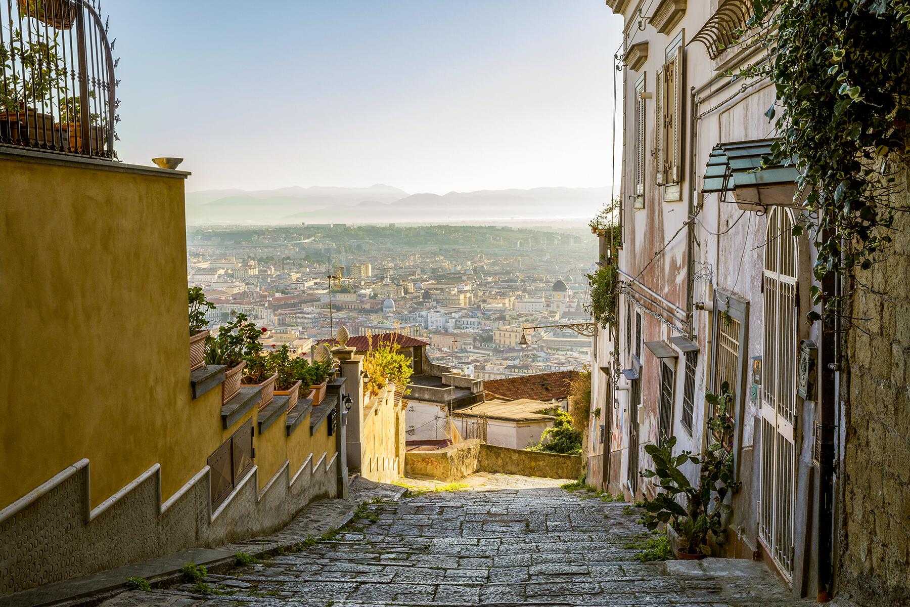 01_DayTripsFromRome__Naples_iStock-876522918