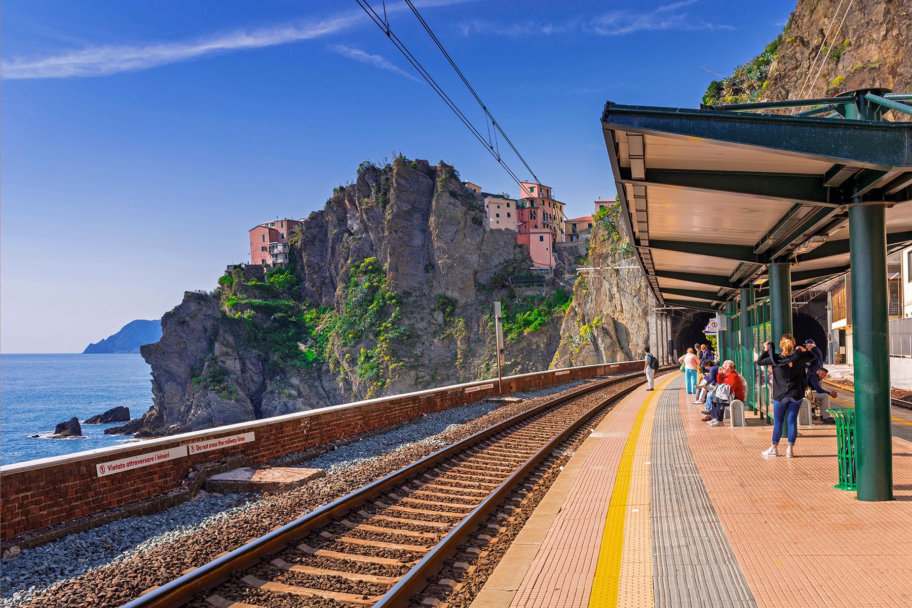 01_DitchThePlaneRideTheTrain__AvoidTheAirport_shutterstock_271132967