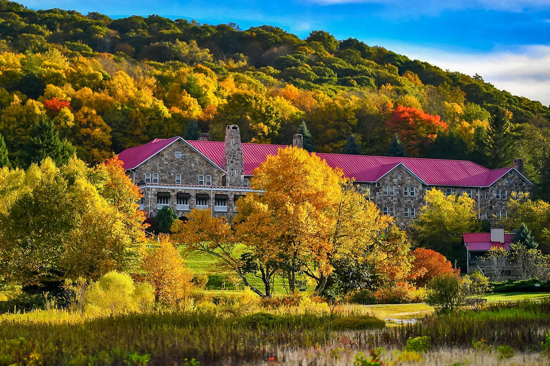01_Hotelfrom80sMovies__MountainLakeResortinPembroke,Virginia_1.) lodgeleaves-2