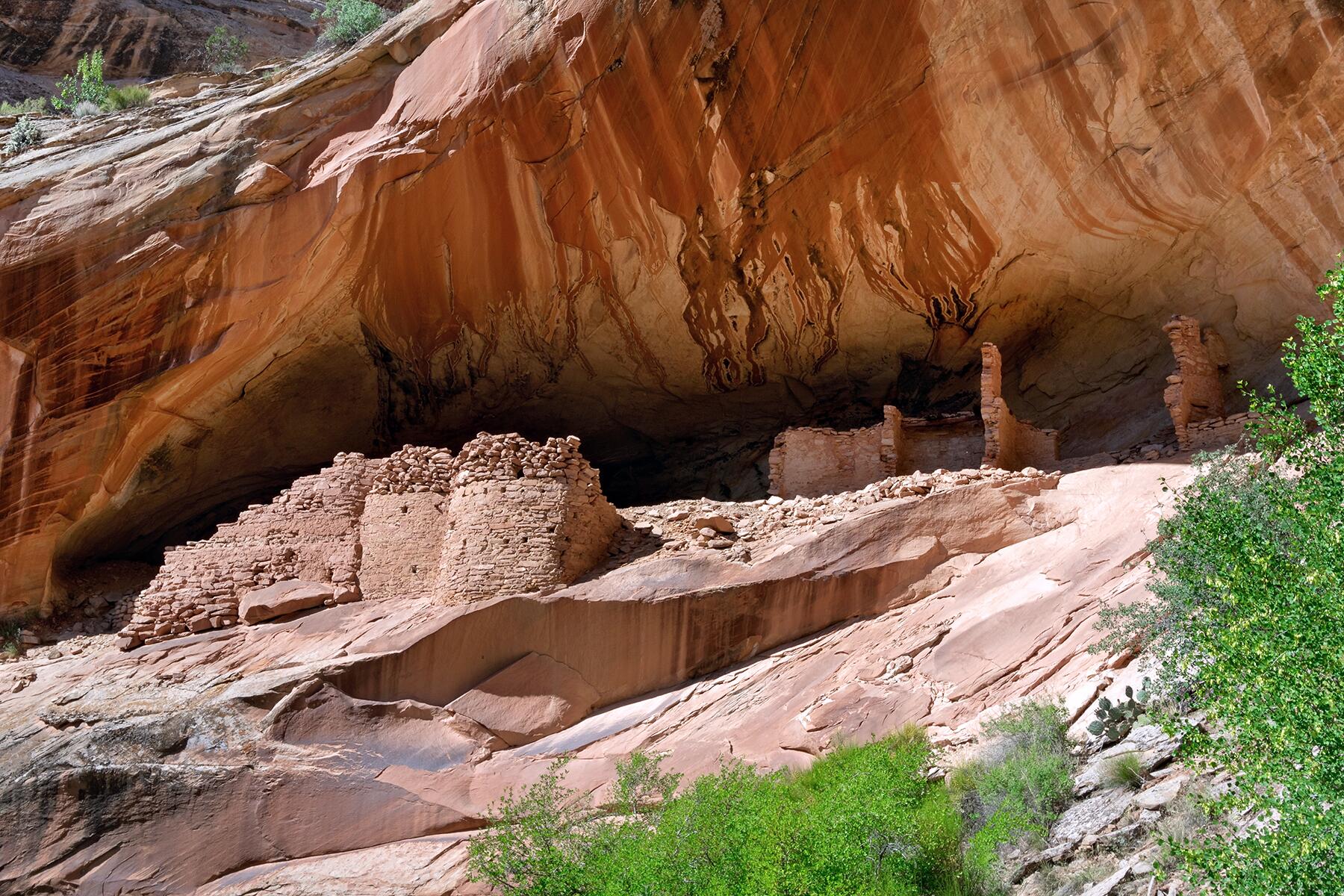 02_IncredibleThingsToDoInBearsEars__HikeCombRidgeWithManyAncientRuins_shutterstock_666428773