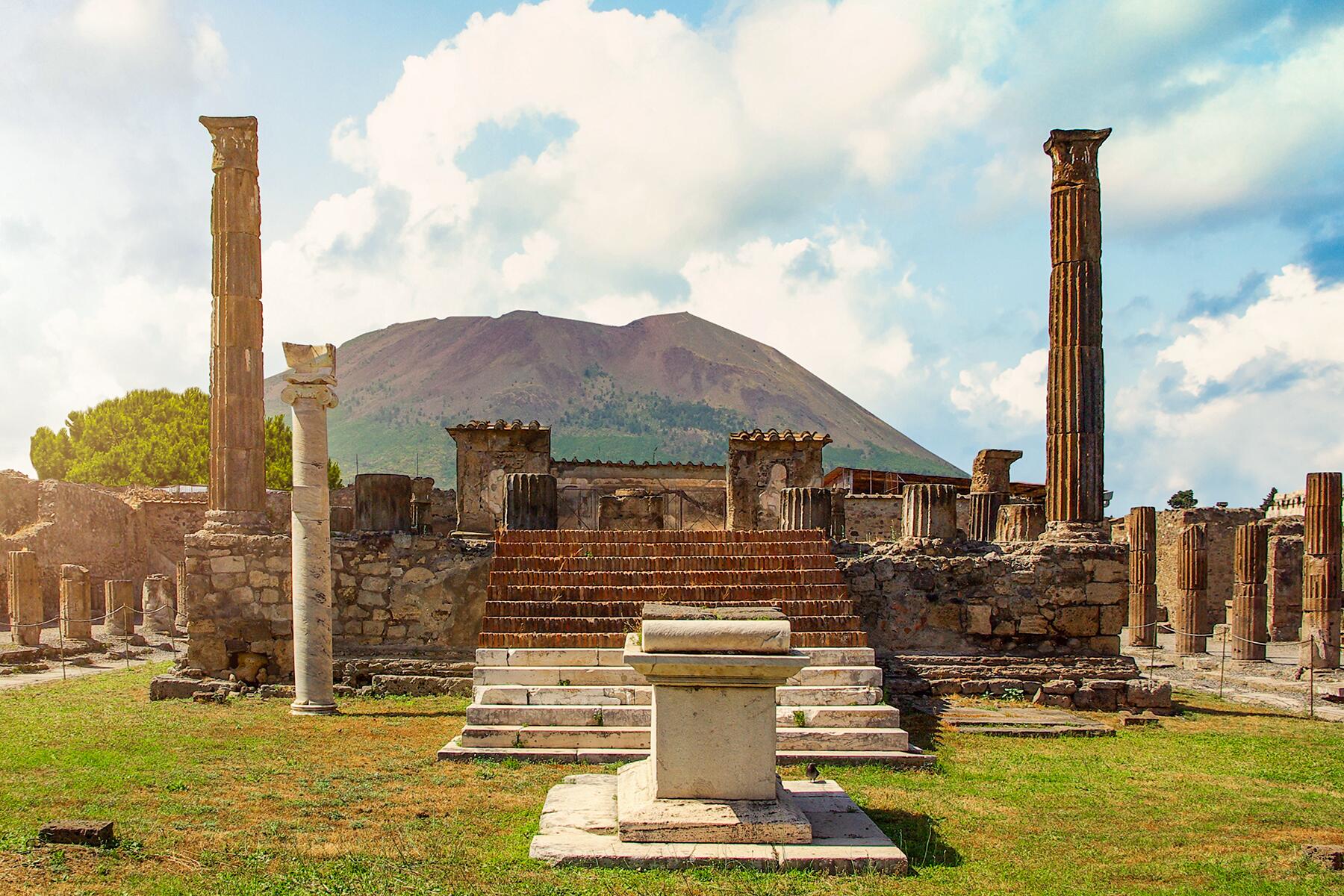 03_DayTripsFromRome__Pompeii_iStock-1161540997