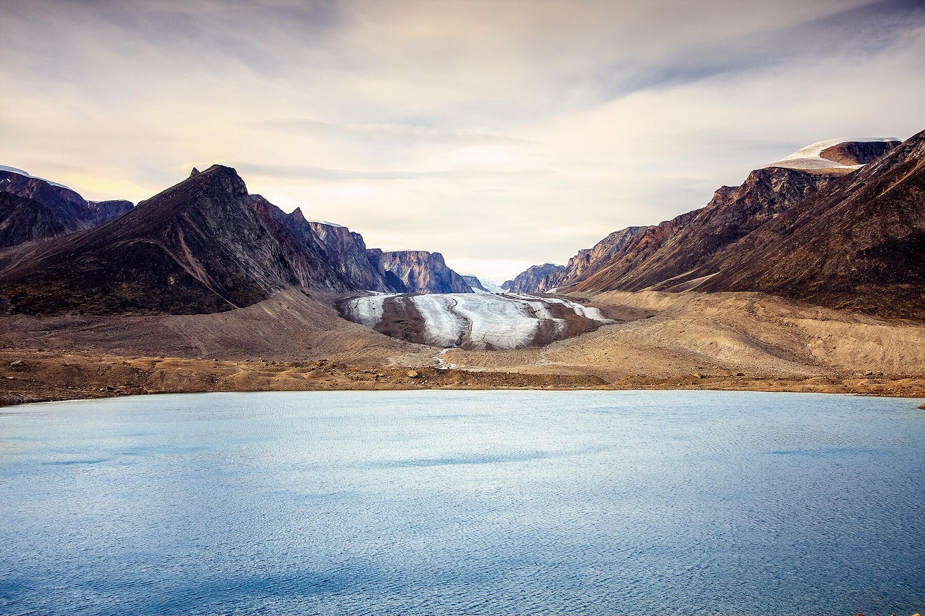 04_10ReasonsToVisitNunavut__GetACloseUpOfTheGlaciers_shutterstock_1228282102