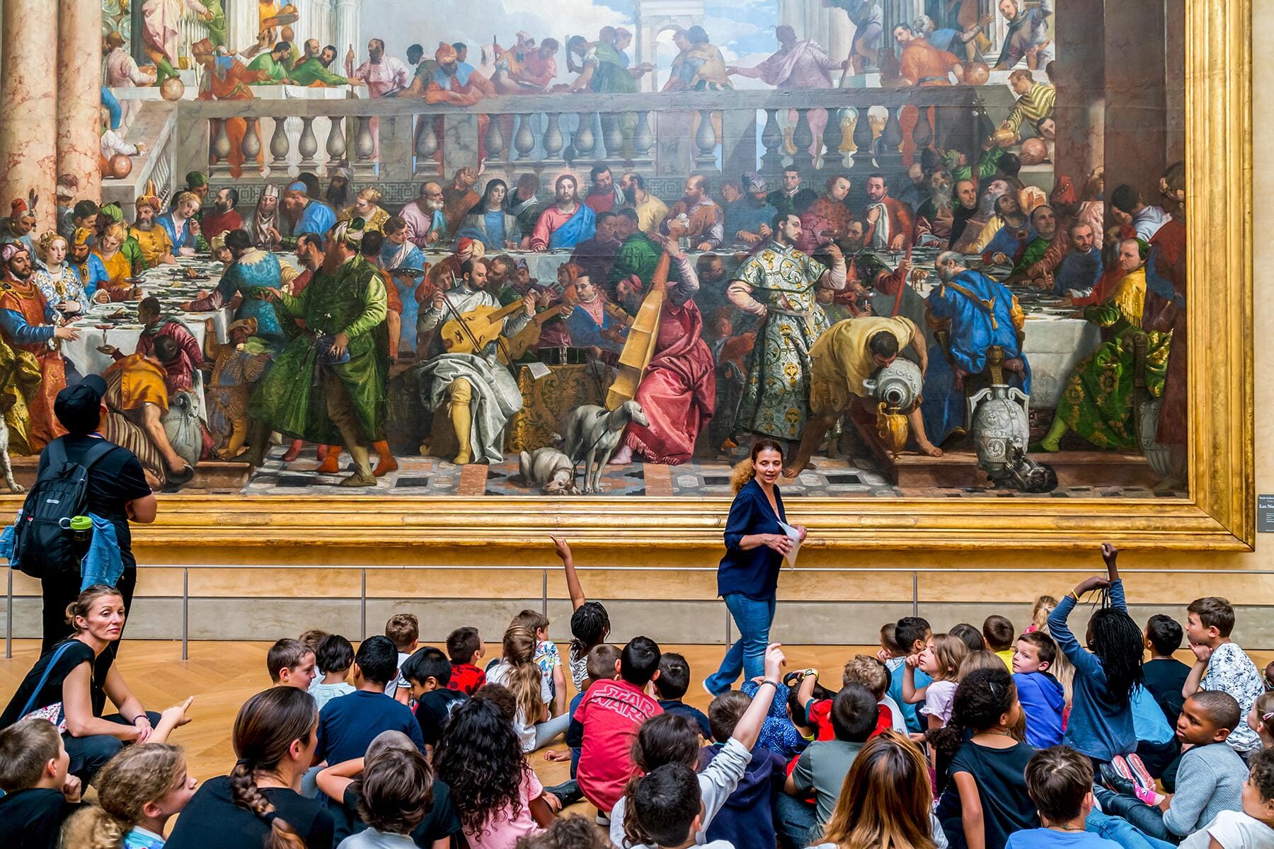 04_TheLouvre101__TheLouvreoffersspeakingTours_shutterstock_1180270747