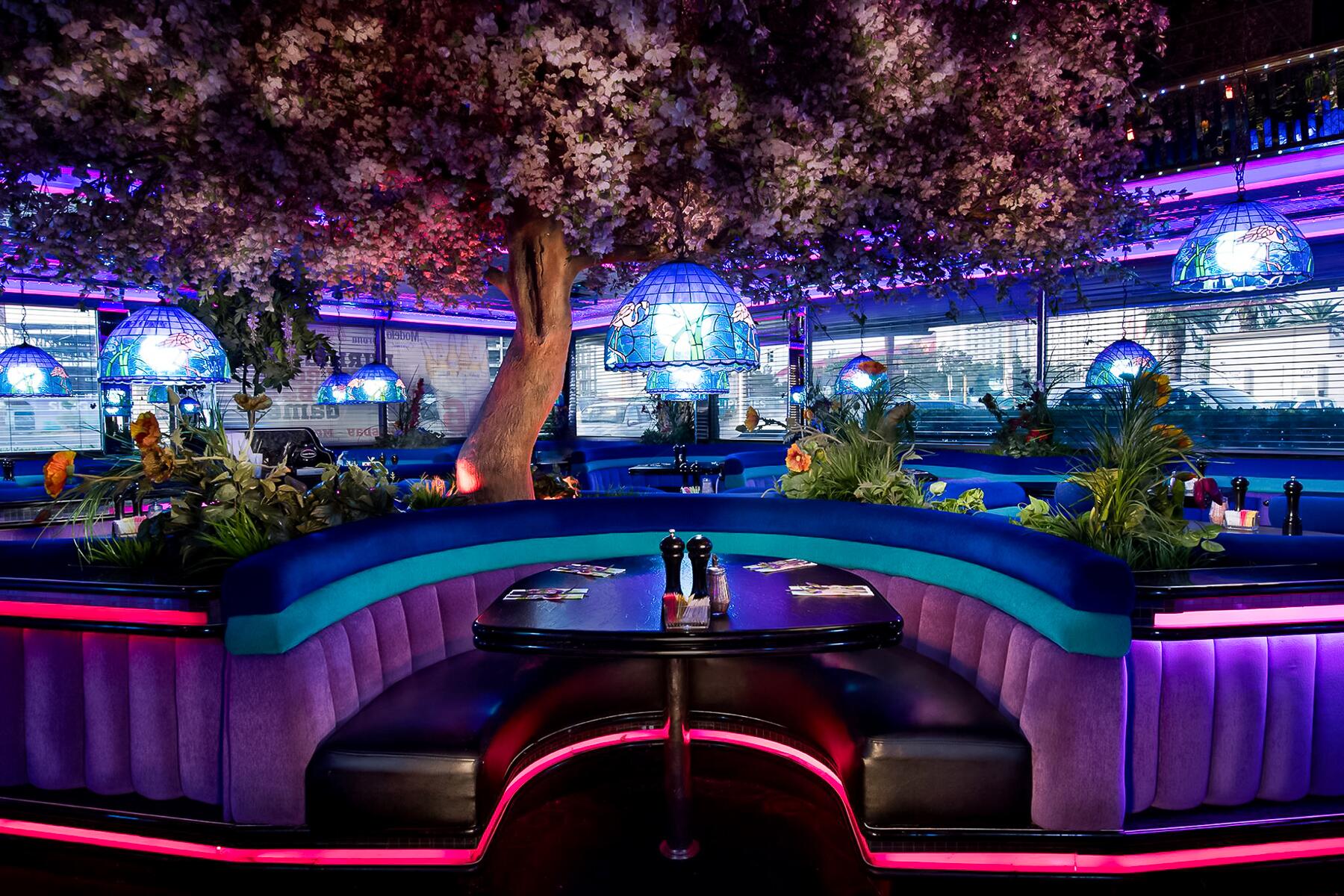 <a href='http://www.fodors.com/world/north-america/usa/nevada/las-vegas/experiences/news/10-great-under-the-radar-experiences-in-las-vegas#'>From "10 Great Under-the-Radar Experiences in Las Vegas: Late-night at the Peppermill"</a>