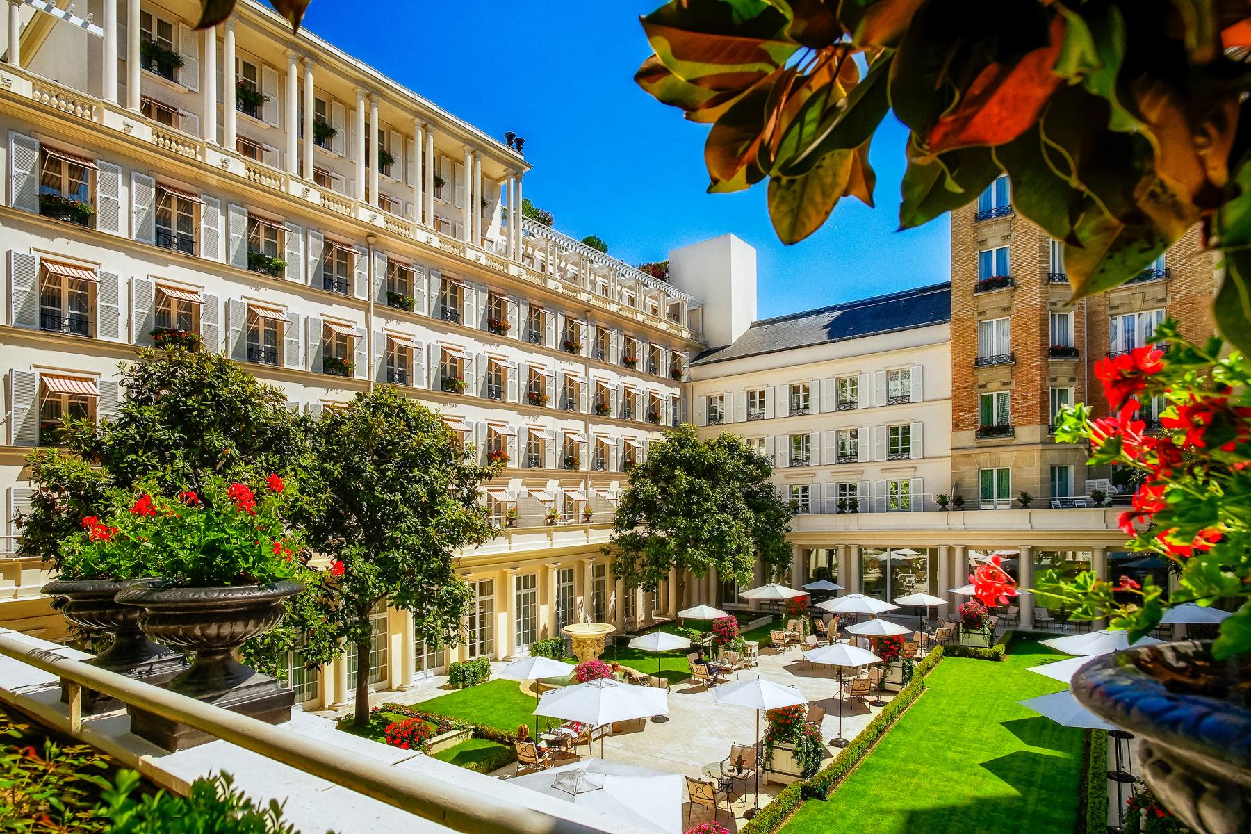 05_EuropeanHotelsfromMovies__HotelLeBristol_5.) Le_Bristol_Paris_nouveau_jardin_9274