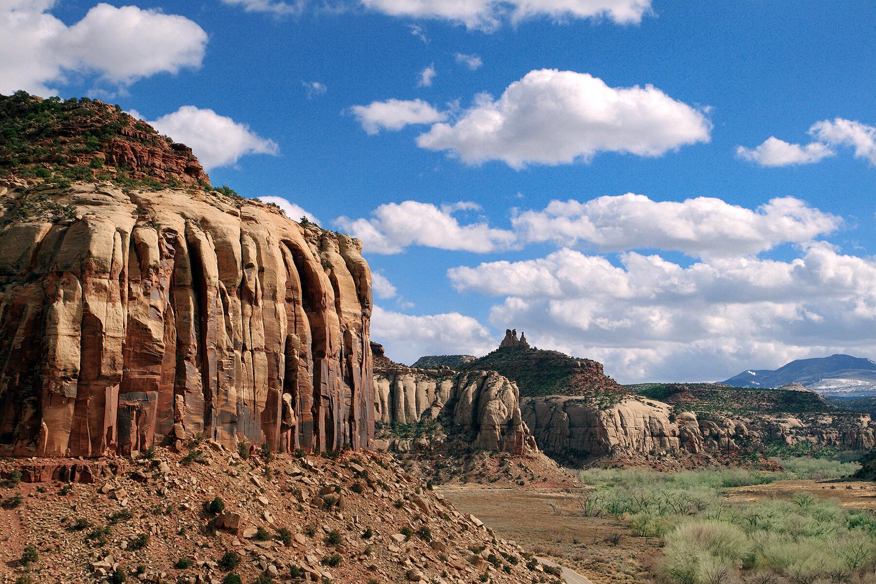 05_IncredibleThingsToDoInBearsEars__RockClimbInIndianCreek_shutterstock_90130270