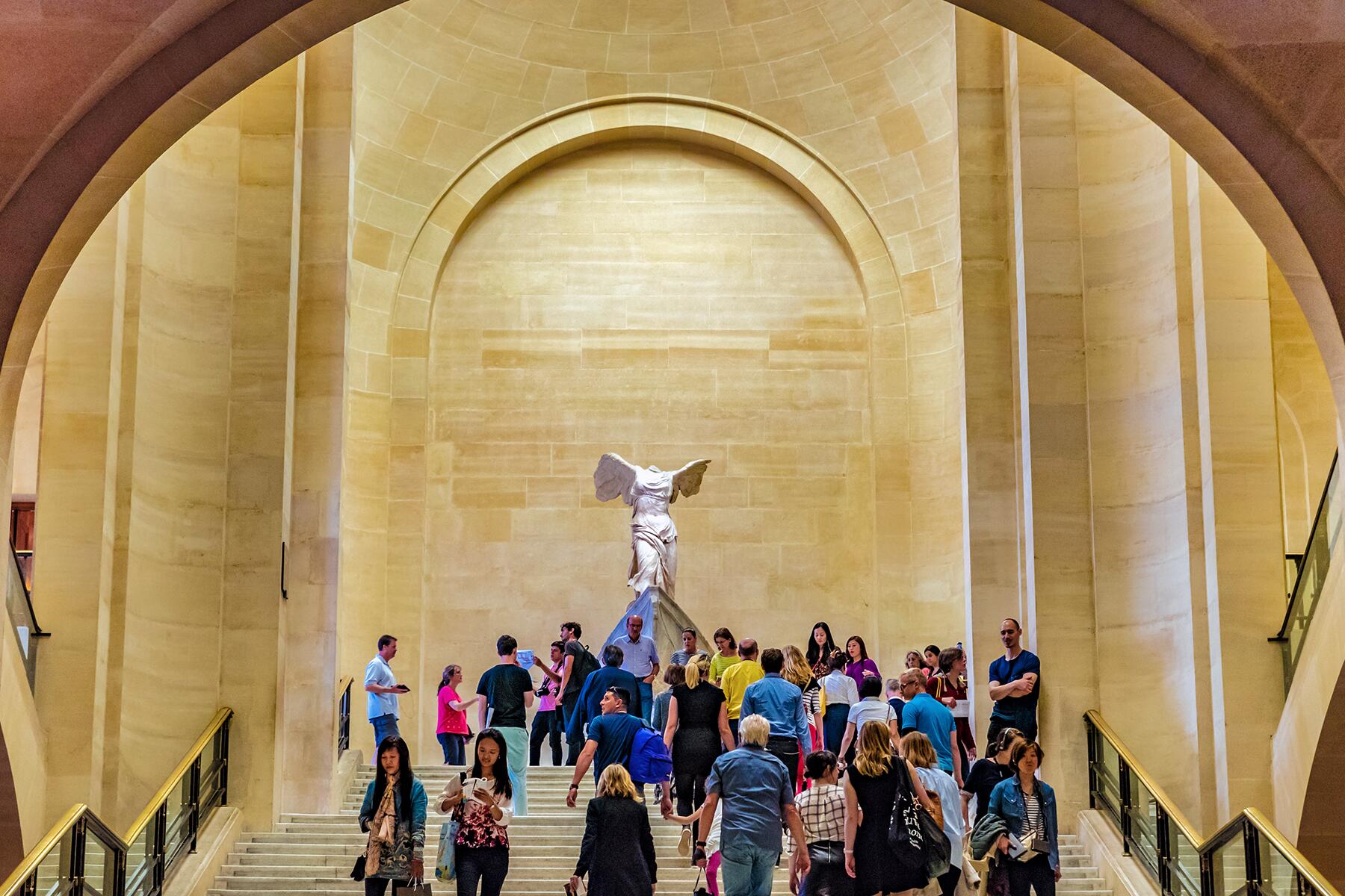 05_TheLouvre101__HowMuchTimeshouldIallow_shutterstock_1095019766