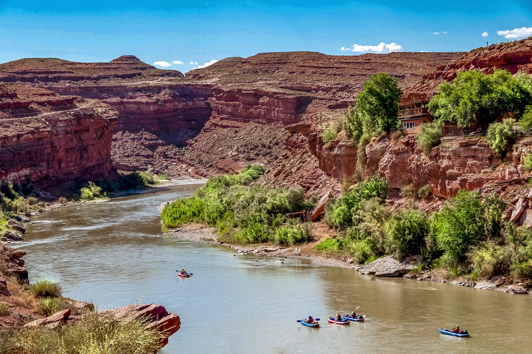 06_IncredibleThingsToDoInBearsEars__RaftDownTheSanJuanRiver_shutterstock_630023003