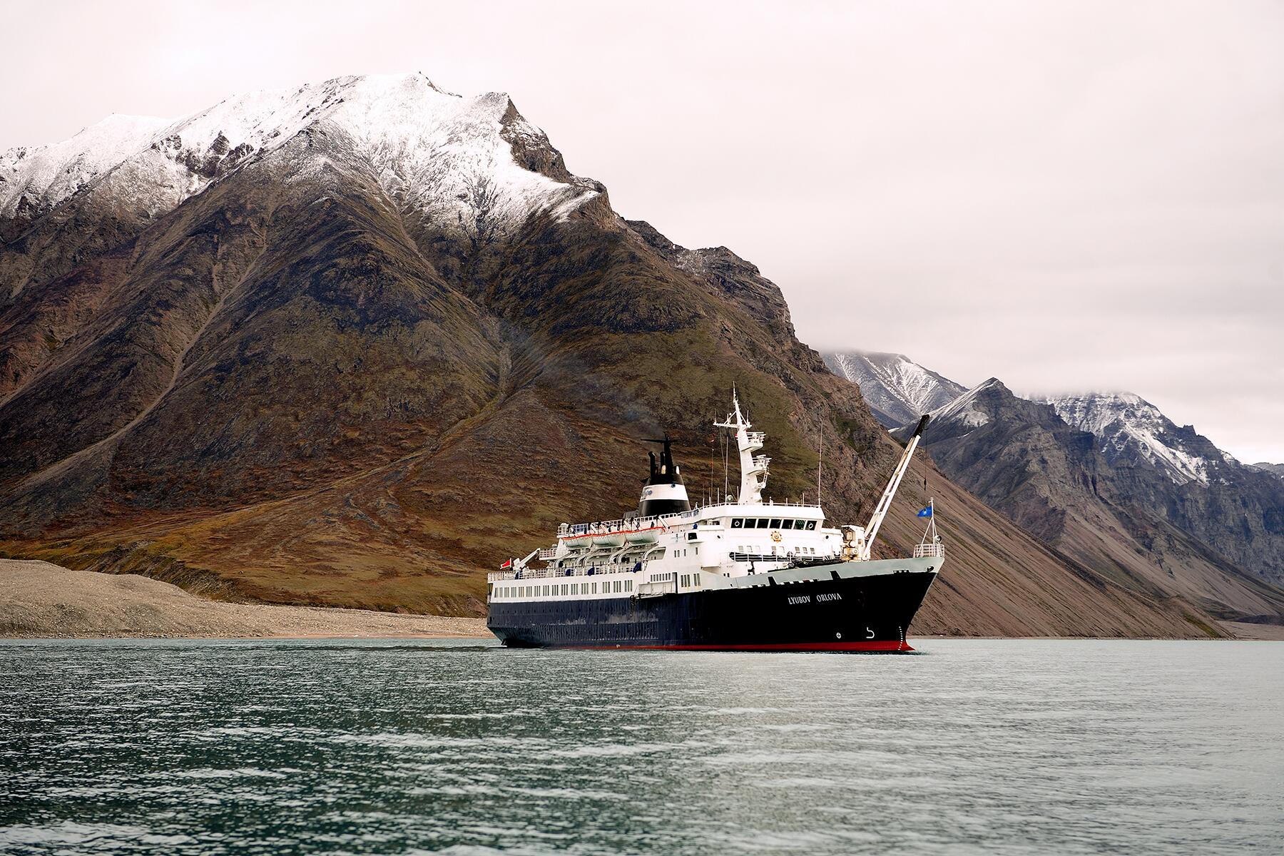 07_10ReasonsToVisitNunavut__CruisingAmongIcebergs_Pfaff_2008_227