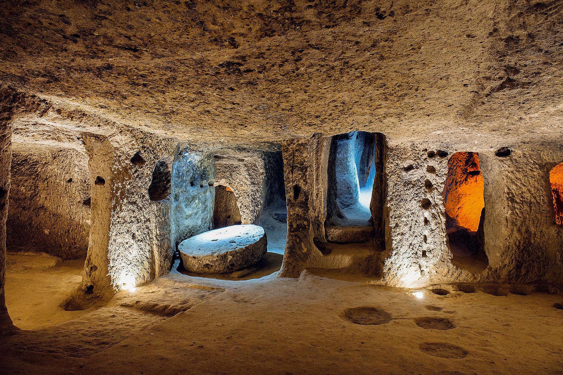 08_UltimateTurkey__TourAnUndergroundCity_dreamstime_l_94813219
