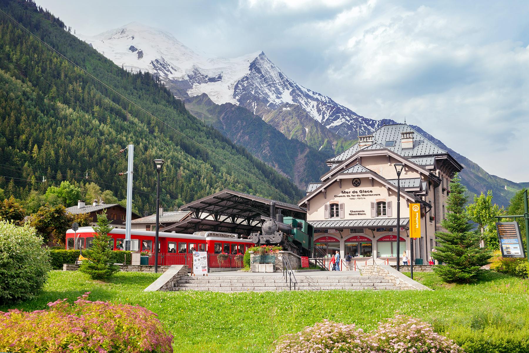 09_DitchThePlaneRideTheTrain__LessPreTravelTime_shutterstock_204887935