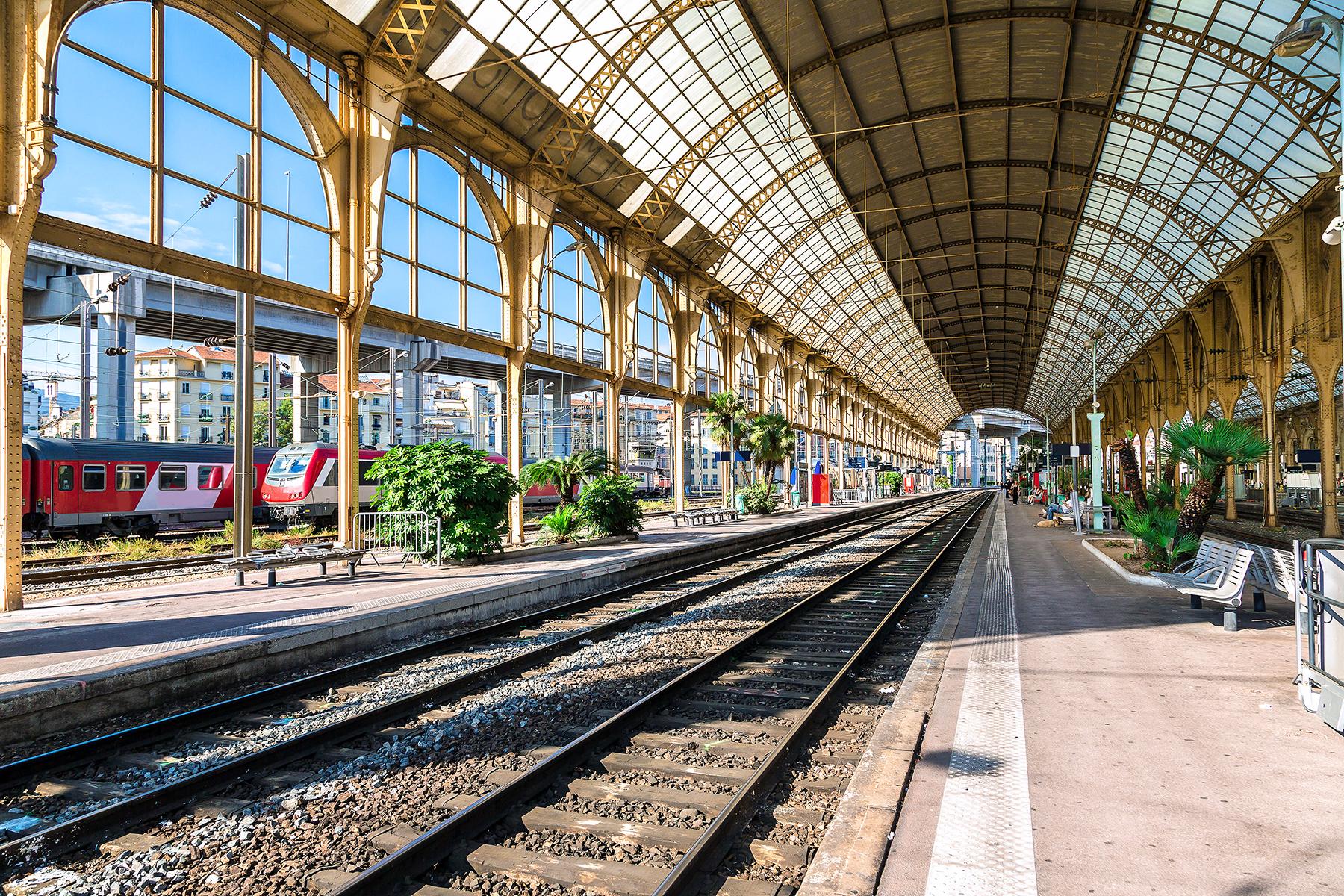 10_DitchThePlaneRideTheTrain__LessPostTravelTime_shutterstock_557315287