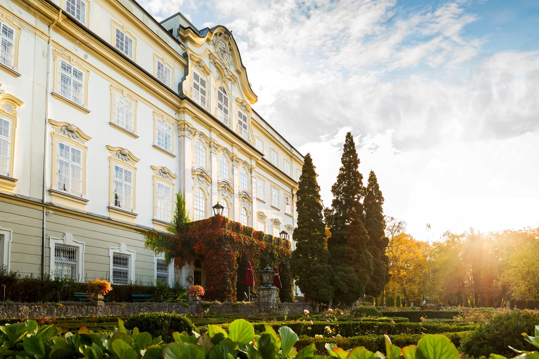 10_EuropeanHotelsfromMovies__SchlossLeopoldskron_10.) Schloss Außenansicht
