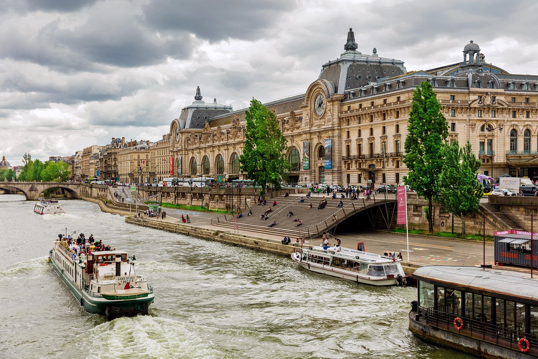 10_TheLouvre101__What'sNearby_iStock-590262942