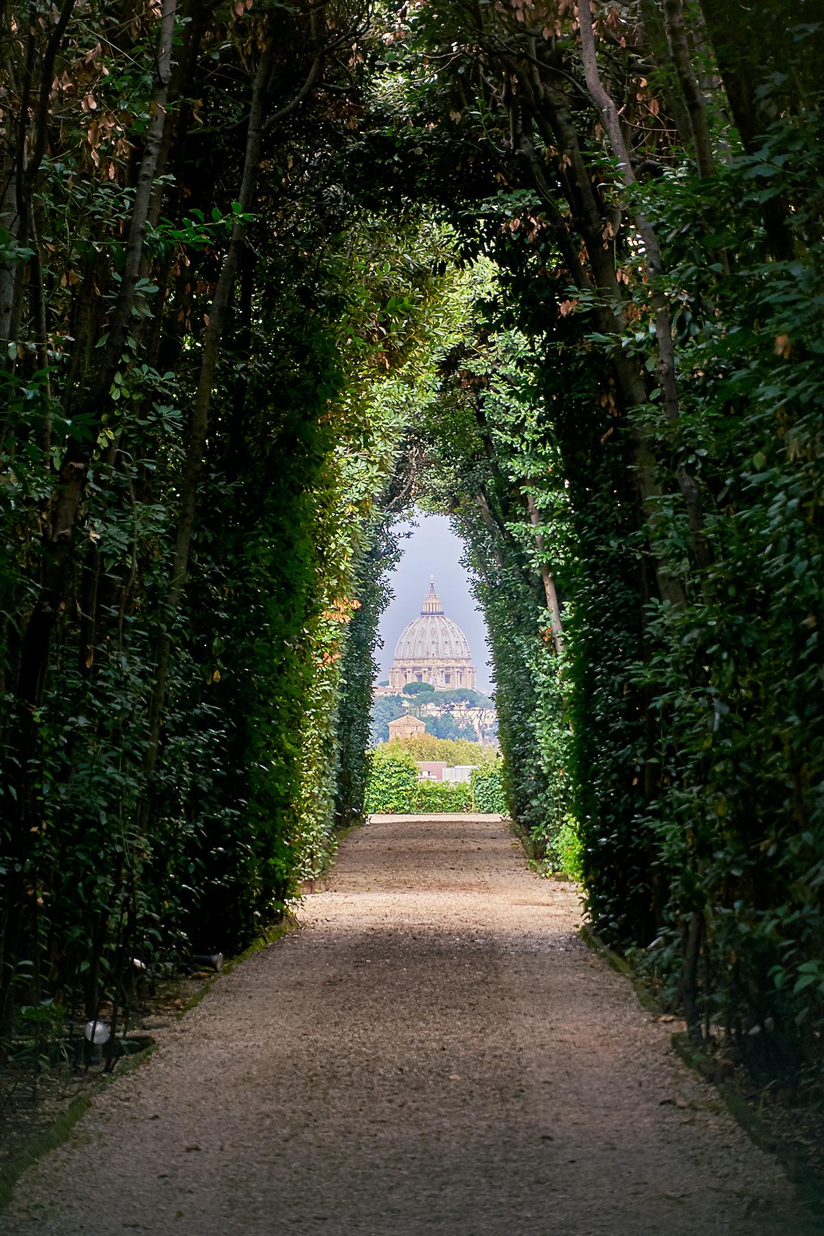 11_FreeThingsToDoInRome__KeyholeOfTheKnightsOfMalta_shutterstock_627773702