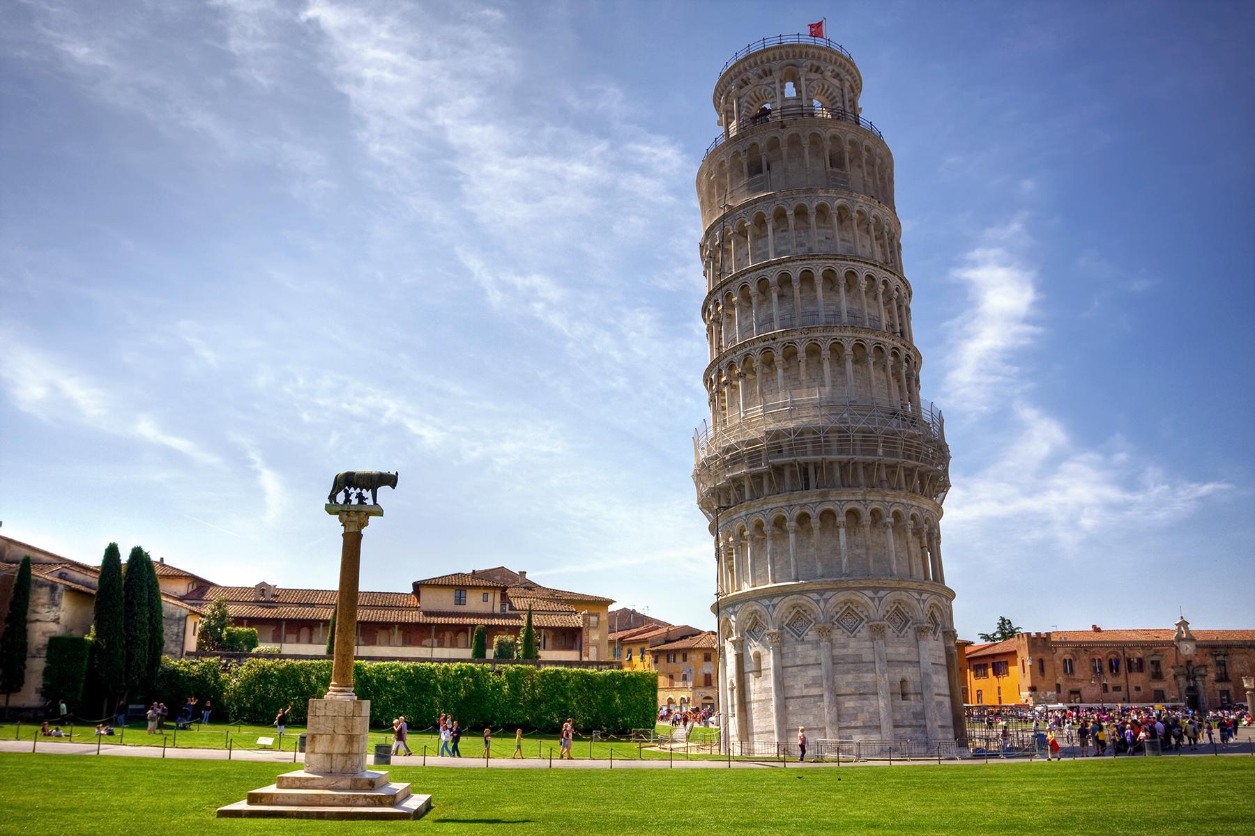 13_UltimateTuscany__StareAtTheLeaningTowerOfPisa_dreamstime_xxl_10346810