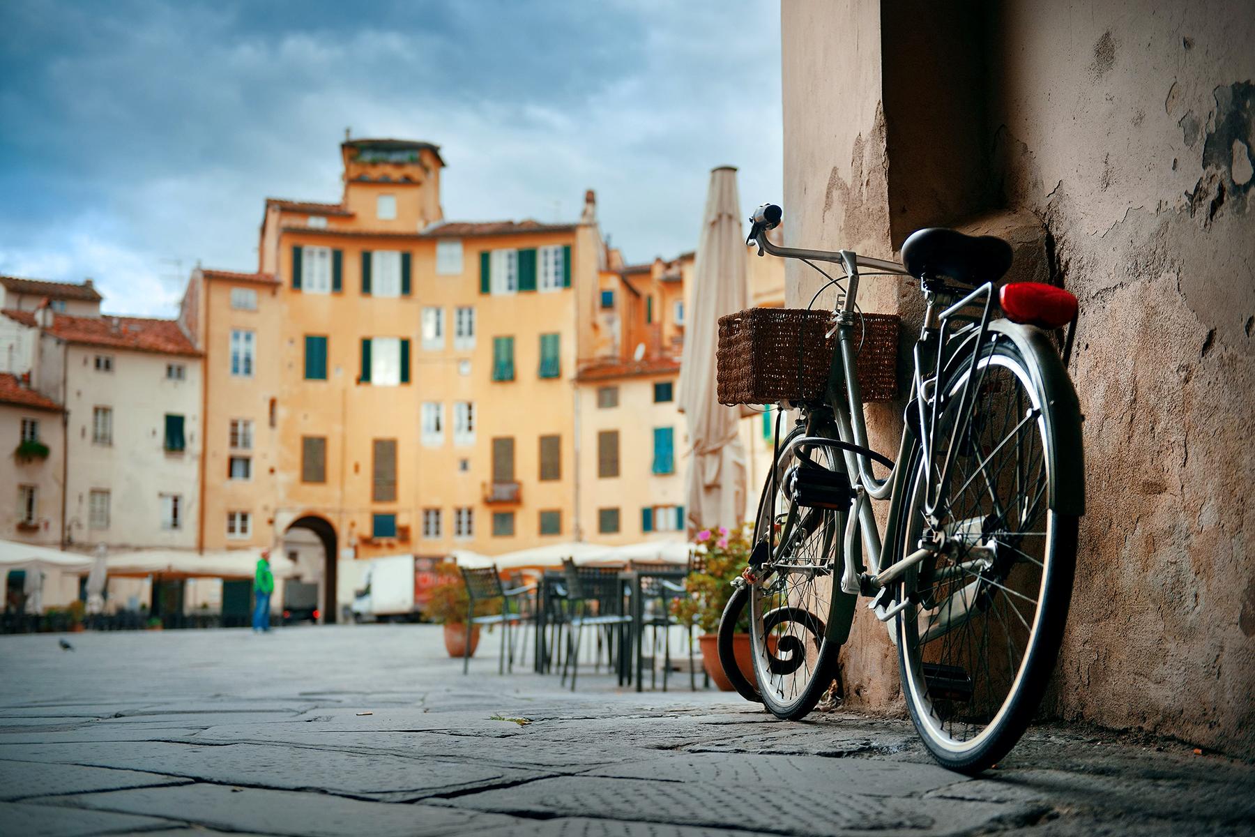 14_UltimateTuscany__WalkOrBikeAlongLuccasRenaissanceEraWalls_shutterstock_1069017479