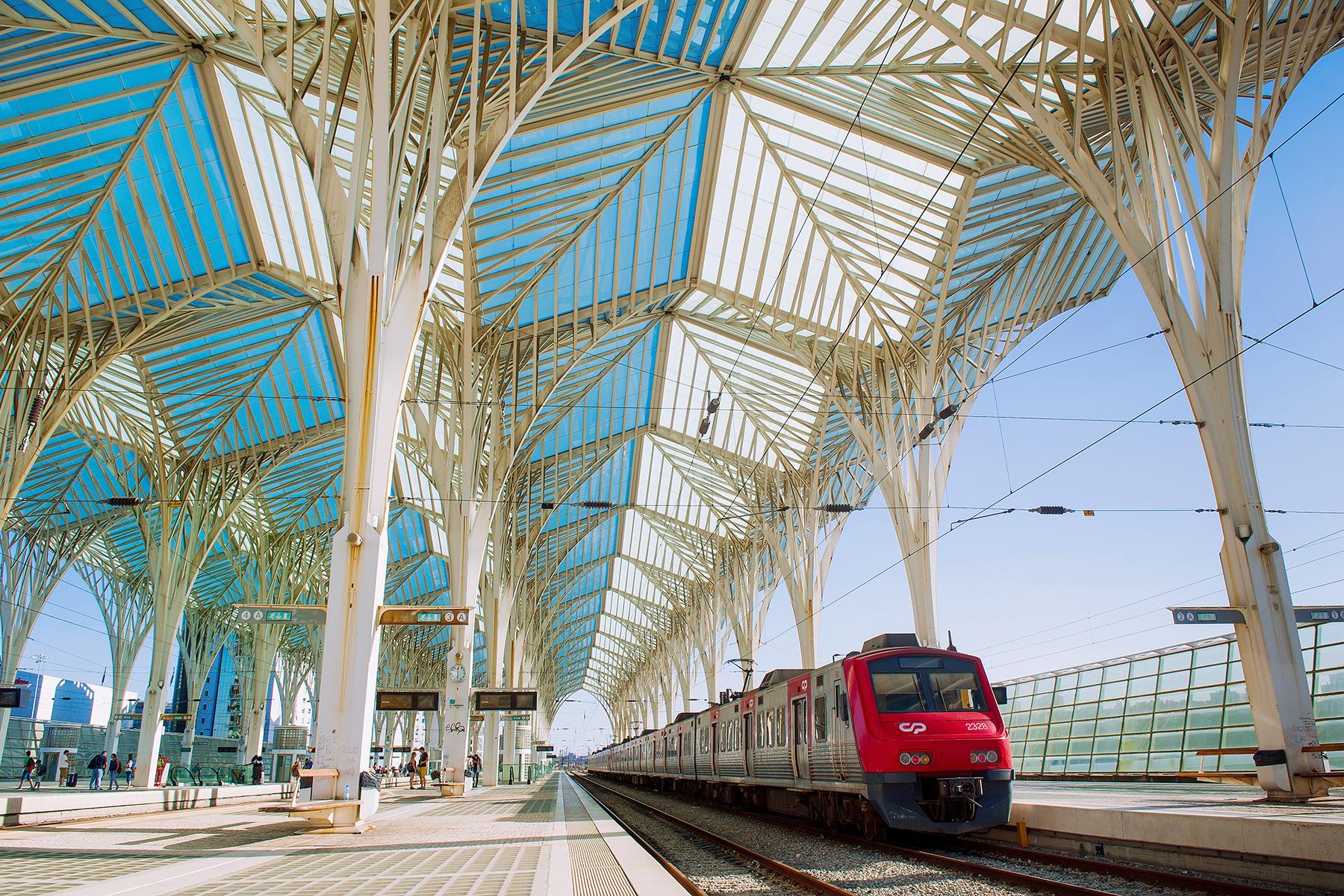 16_DitchThePlaneRideTheTrain__ExperienceEverydayLife_shutterstock_724516006