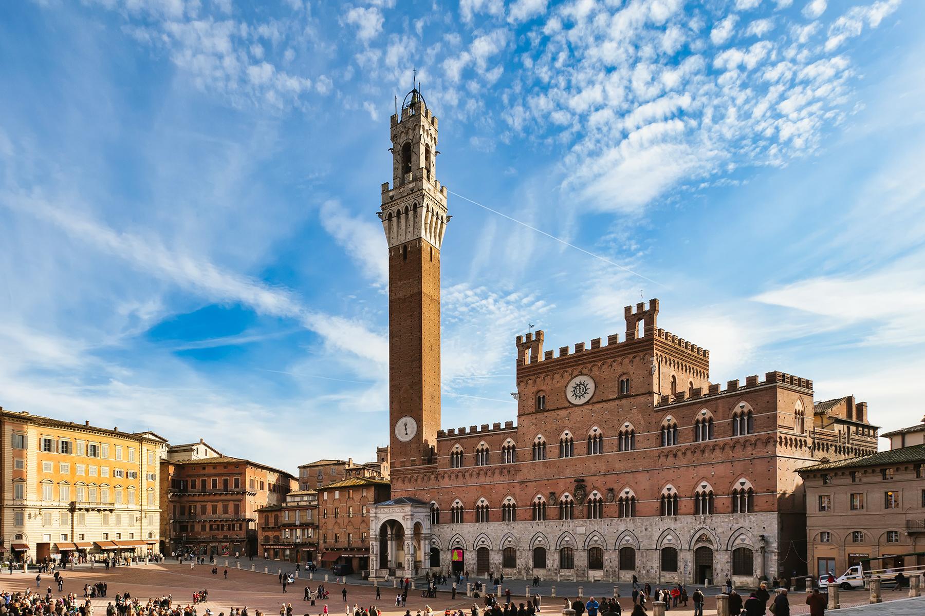 16_UltimateTuscany__PeopleWatchInSienasPiazzaDelCampo_shutterstock_96676927