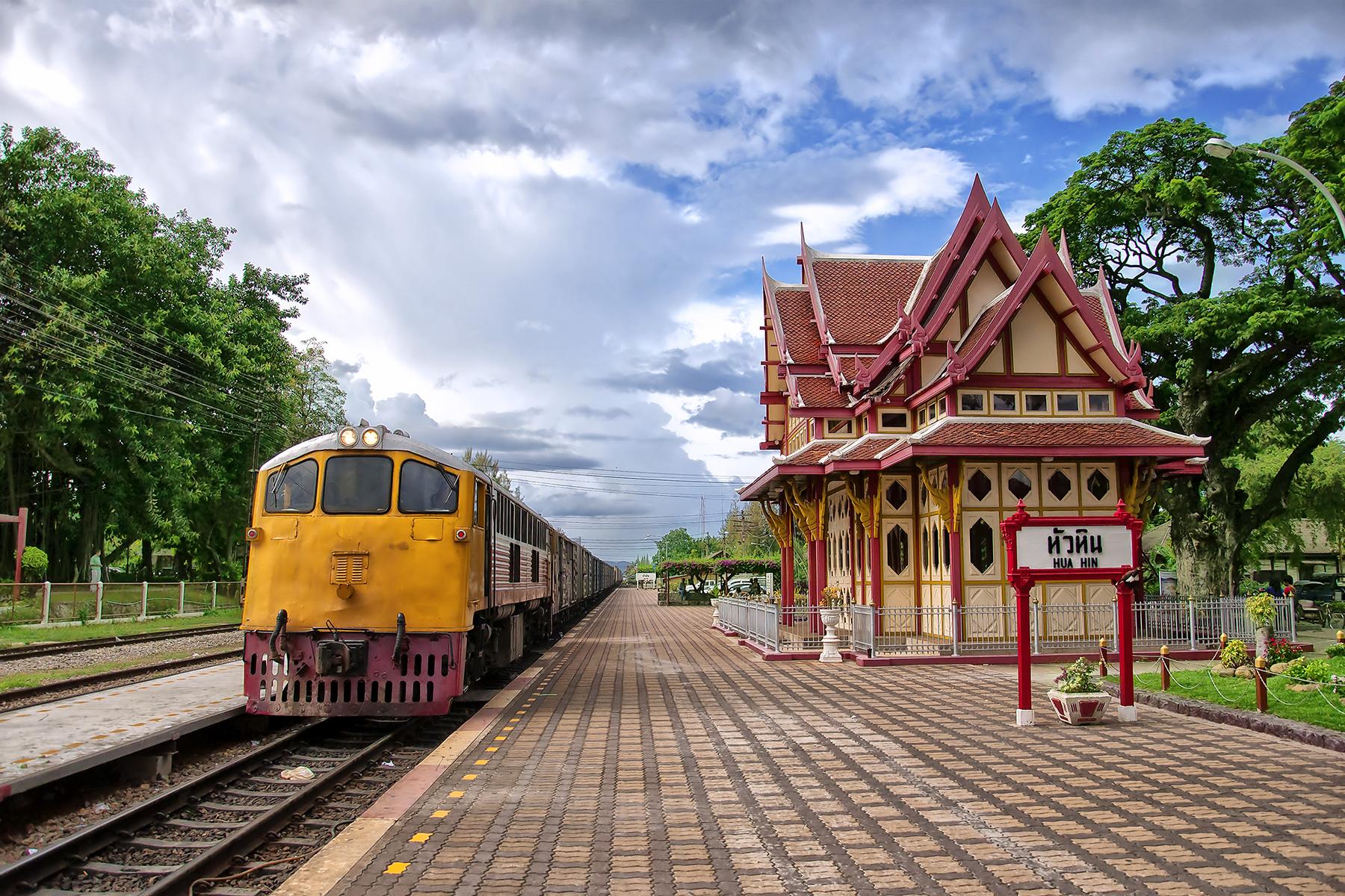 17_DitchThePlaneRideTheTrain__FlexibleTickets_shutterstock_64322785