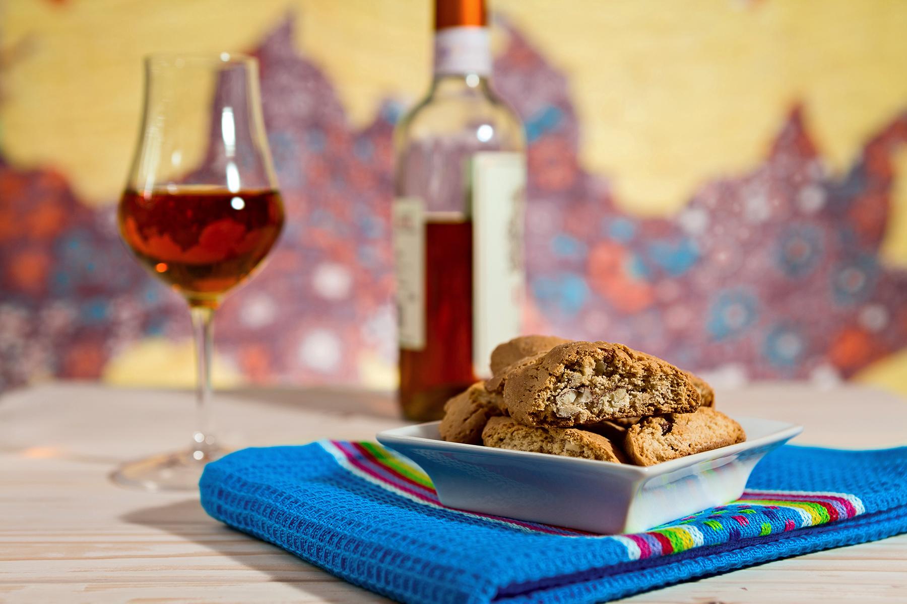 17_UltimateTuscany__DipCantucciInVinSanto_shutterstock_593182685